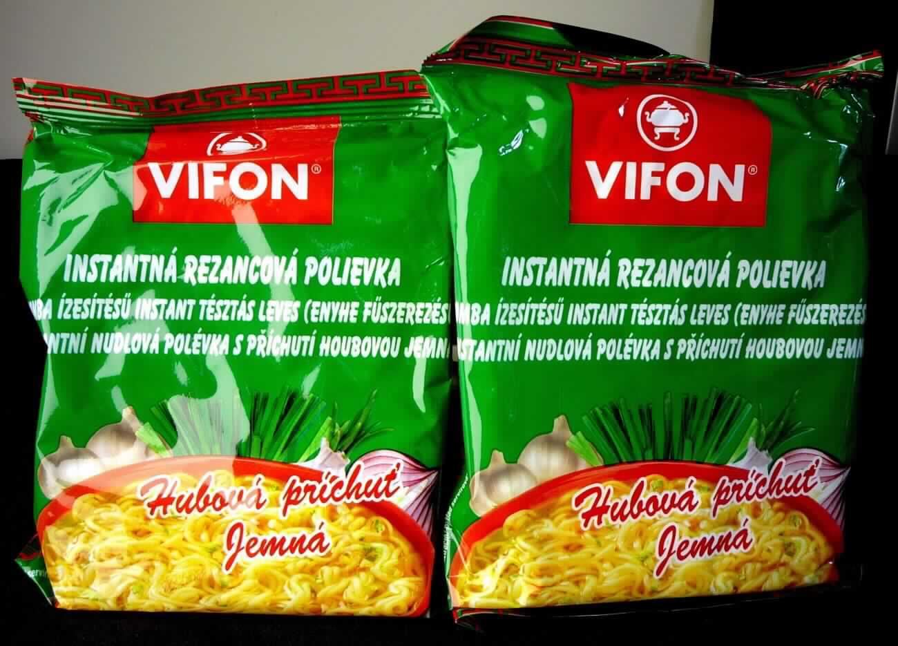 Instant-Nudelsuppe mit Pilzgeschmack 

Antragsangaben:
Vifon Mushroom Flavour Instant Noodle Soup 60 g

Beschreibung des vorliegenden Warenmusters:
Bunt bedruckter Schlauchfolienbeutel; der Aufdruck enthält Angaben zum Erzeugnis in osteuropäischen Sprachen 
mit Angaben zu den Zutaten und zur Zubereitung (Inhalt mit 400 ml kochendem Wasser übergießen und 3 Minuten 
ziehen lassen); darin ein Block aus dicht ineinander verschlungenen gelblichen, trockenen, sehr brüchigen, nach
in Fett gerösteten Teigwaren schmeckende Fadennudeln (ca. 11 cm x 9 cm x 2,5 cm), beigelegt ein Tütchen mit 
einer Suppengrundlage und ein Tütchen mit einem orangegelben Gewürzöl.

Es liegt eine Warenzusammenstellung in Aufmachung für den Einzelverkauf gem. AV 3b) vor, die zur Herstellung 
eines Nudelgerichts vorgesehen ist. Der Charakter wird durch die Nudeln bestimmt, da diese den größten Teil der 
Ware ausmachen.

Teigware, durch Frittieren zubereitet und getrocknet, aus Weizenmehl