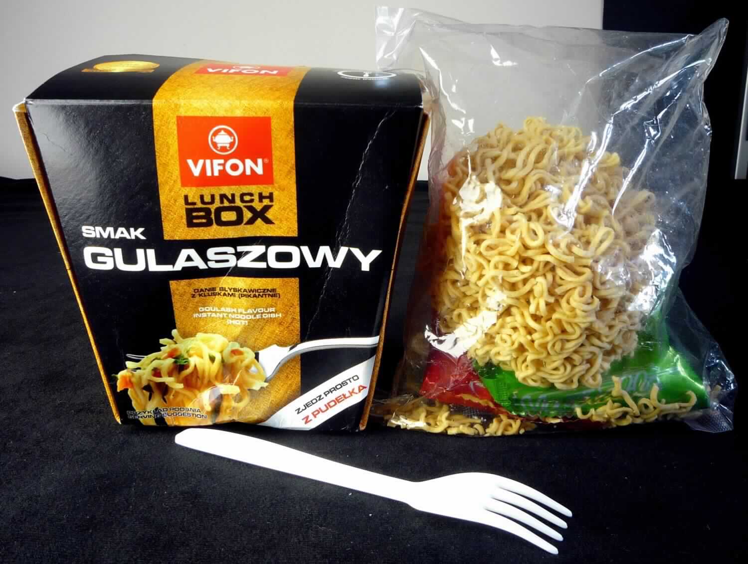 Instant-Nudelsuppe 

Antragsangaben:
Goulash Flavour Instant Noodles - Soup Base 80 g

Beschreibung des vorliegenden Warenmusters:
Nicht bedruckter, farbloser Kunststoffschlauchfolienbeutel, darin zu einem Konus zusammengelegte, hell-
braune, trockene, sehr brüchige, nach in Fett gerösteten Teigwaren schmeckende Fadennudeln  
sowie ein Tütchen mit einer Suppengrundlage und ein Tütchen mit getrocknetem Gemüse. Das Erzeugnis 
soll à 200 Stück in Kartons eingeführt und anschließend zusammen mit einer Einwegkunststoffgabel in 
einer Kartonbox verpackt werden.

Es liegt eine zusammengesetzte Ware gem. AV 3b) vor, deren Charakter durch die Nudeln bestimmt wird, 
da diese den größten Teil der Ware ausmachen.

Teigware, durch Frittieren zubereitet und getrocknet, aus Weizenmehl