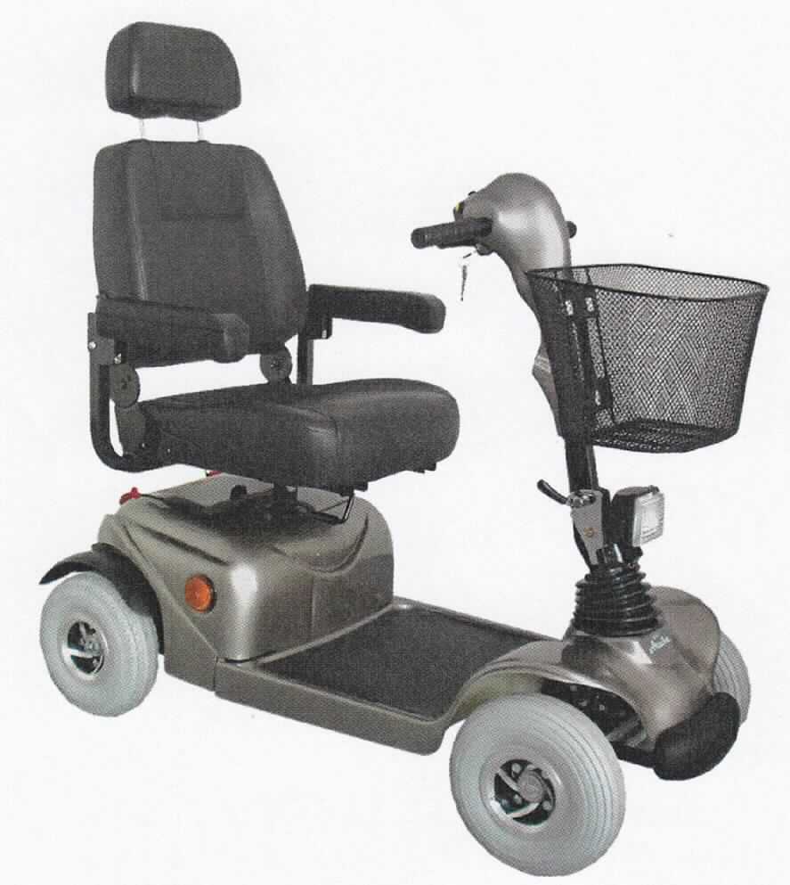 Den Spezialfahrzeugen zur Personenbeförderung auf Golfplätzen ähnliches Fahrzeug, 
sog. Elektroscooter Casar, Artikel: 206.859, Foto siehe Anlage,
- im Wesentlichen bestehend aus einem vierrädrigen, von einem Elektromotor angetriebenen
  Fahrzeug mit einer waagerechten Plattform mit kleinen Rädern, einem Sitz mit Armlehnen
  und einer Rückenlehne mit verstellbarer Kopfstütze,
- mit einer separat beweglichen Lenksäule mit zwei Griffen und mit Steuerelementen für 
  das Fahren und Bremsen ausgestattet,
- an der Lenksäule mit einem Transportkorb versehen,
- kein Rollstuhl im Sinne der Position 8713, u.a. da das Fahrzeug mit einer separat
  beweglichen Lenksäule ausgestattet ist.

"Personenkraftwagen, den Spezialfahrzeugen zur Personenbeförderung aus Golfplätzen
 ähnliches Fahrzeug"