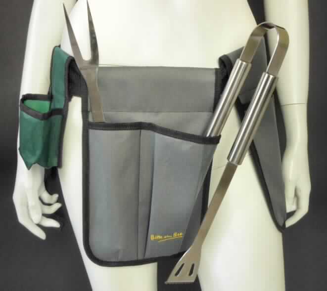 "Gürteltasche mit Grillbesteck"; es handelt sich um eine Warenzusammenstellung in Aufmachung für den Einzelverkauf, bestehend aus

- einer Zusammenstellung aus einer Grillzange und einer Fleischgabel mit zwei Zinken,
  jeweils mit arbeitendem Teil und Griff aus nicht rostendem Stahl (18/10 laut 
  Antragsstellerangabe)

- und einer Gürteltasche aus Nylon, bestehend aus einem Gürtel mit zwei Taschen mit je
  zwei Fächern für Grillbesteck (Grillzange, Fleischgabel und zwei weitere, die nicht 
  Gegenstand der vZTA sind) sowie einer Tasche für eine Getränkeflasche oder -dose.

Die Waren sind gemeinsam in einem Kunststoffbeutel mit Pappreiter aufgemacht.
Das Grillbesteck bestimmt in Hinblick auf den Wert, den Verwendungszweck und den in einer Position zusammengefassten Waren den Charakter der Warenzusammenstellung.

Abbildung siehe Anlage.

Derartige Erzeugnisse gehören als "Zusammenstellungen von Gabeln und den Zuckerzangen ähnlichen Waren, mit arbeitendem Teil aus nicht rostendem Stahl" zur Codenummer 8215 2010 00 0 des Elektronischen Zolltarifs.