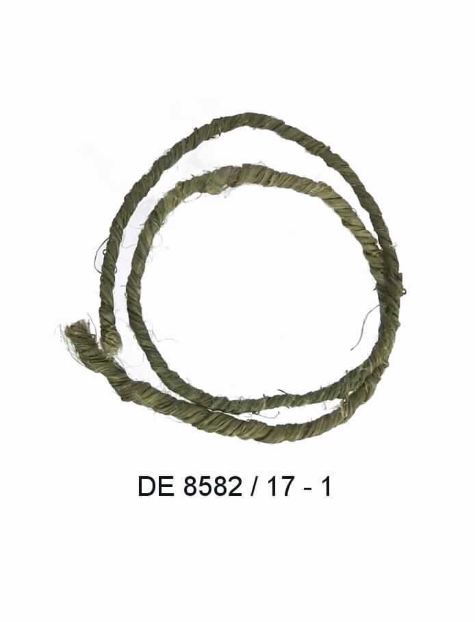 Draht aus Stahl, verzinkt und mit Jute ummantelt

Bei der Ware handelt es sich um Draht mit über die gesamte Länge gleichbleibenden kreisrunden Querschnitt mit einem Durchmesser von ca. 1,0 mm in Form von Ringen. Nach den Angaben besteht der Draht aus einem nicht legierten Stahl mit der Werkstoffbezeichnung St37, mit einem Kohlenstoffgehalt von weniger als 0,25 GHT. Oberflächlich ist der Draht verzinkt und zusätzlich mit Jute in variierenden Farben ummantelt (Gesamtdurchmesser 3-5 mm).

Die Ware ist nach ihrer Beschaffenheit als anderer verzinkter Draht aus nicht legiertem Stahl, mit einem Kohlenstoffgehalt von weniger als 0,25 GHT in den TARIC-Code 7217 9020 00 einzureihen.