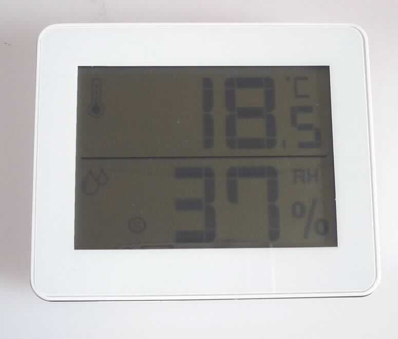 Sog. Thermo-Hygrometer (Art. 679.15), im Wesentlichen aus einem weißen Kunststoffgehäuse (Abmaße 10 x 8 x 1 cm) mit silberner Umrandung, einem LC-Display, sowie zwei Drucktasten und einem ausklappbaren Tischaufsteller auf der Rückseite bestehend (äußere Form: siehe Abbildung in der Anlage).

Das Gerät dient der Bestimmung der Temperatur und der Luftfeuchtigkeit in Räumen und zeigt neben den gemessenen Werten ein von der Wetterlage abhänigiges Smiley mit wechselndem Gesichtsausdruck auf dem Display.

Die in einem Pappkarton verpackte Ware wird als "Kombination aus Thermometer und Hygrometer, elektronisch, nicht für zivile Luftfahrzeuge bestimmt" eingereiht.