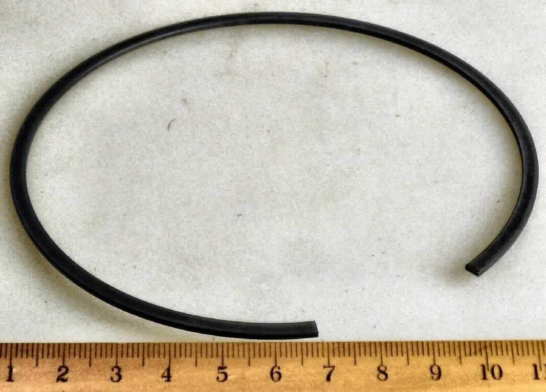 Es handelt sich um nicht geschlossene, ringförmige Erzeugnisse ohne Gewinde aus Draht mit rechteckigem Querschnitt aus Federstahl. Die sog. Sicherungsringe dienen als Ringsicherungen (Circlips). Sie werden innerhalb von Doppelkupplungen in eine Nut eingelegt, fixieren Mitnehmerscheibe und Nabe und verhindern deren Axialverschiebung. 
Abmessungen (Durchmesser): ca. 112 mm.
- Antragstellerangaben -

 Abbildung siehe Anlage.

Derartige Erzeugnisse gehören als "Splinte und Keile aus Stahl" zum TARIC-Code 7318 2400 90.