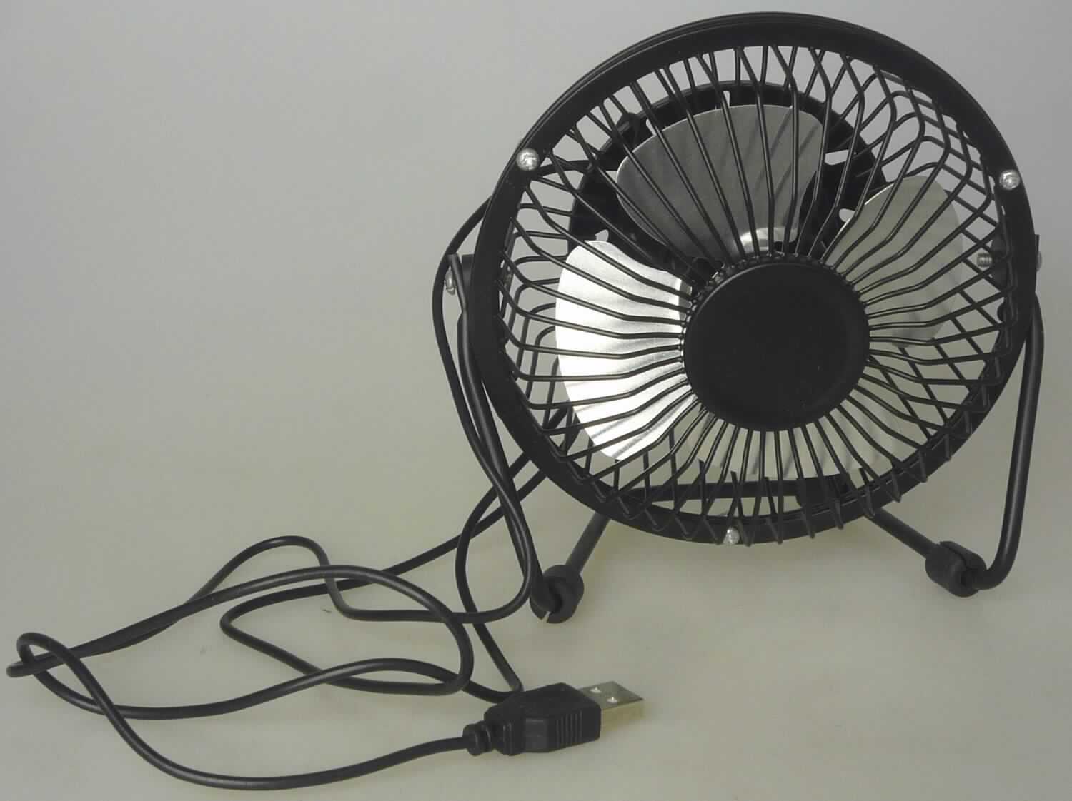 Sog. Kompakter Ventilator für den Schreibtisch, Art. Nr.: 36056,
- aus einem vierflügeligen Rotorblatt in einem Schutzkorb mit einem angeschraubten Drahtbügel als 
  Standfuß, mit eingebautem Elektromotor und Anschlusskabel für USB-Anschluss (Abbildung siehe Anlage),
- zur Bewegung der Raumluft durch Erzeugen eines kontinuierlichen Luftstroms,
- mit einer Leistung von 2 Watt und einem erzeugten Luftdruck von weniger als 2 bar.

"Ventilator, Tischventilator mit eingebautem Elektromotor mit einer Leistung von weniger als 125 Watt, nicht für zivile Luftfahrzeuge - sog. Kompater Ventilator für den Schreibtisch"