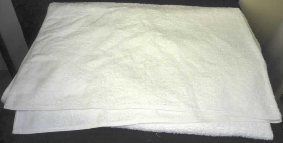 Decke, sog. Uni Frottierdecke, Foto siehe Anlage,
- aus 4,6 mm dicken, einfarbigen Frottiergeweben aus lt. Antrag 100 % Baumwolle,
- rechteckig, laut Antrag in den Abmessungen: 150 cm x 200 cm,
- an allen Rändern gesäumt, somit konfektioniert,
- ohne elektrische Heizvorrichtung, nicht handgearbeitet,
- kennzeichnet sich insbesondere aufgrund der Abmessungen als Decke,
  somit kein Handtuch (Wäsche zur Körperpflege) der Position 6302 und keine 
  Ware zur Innenausstattung der Position 6304.

"Decke ohne elektrische Heizvorrichtung, aus Baumwolle, aus Geweben, nicht handgearbeitet"