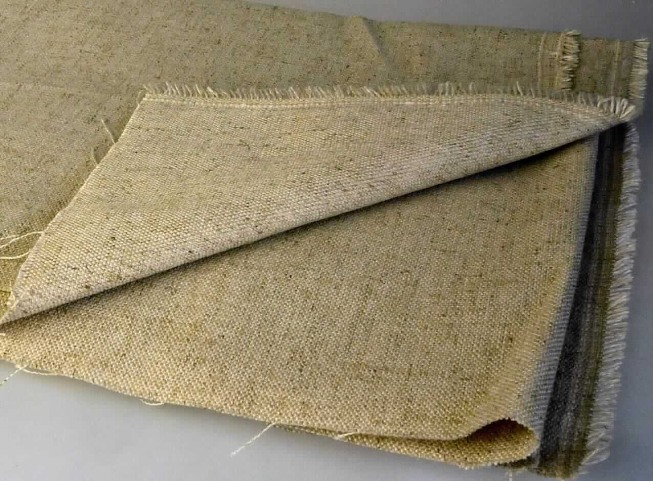 Gewebe, sog. Möbelbezugsstoff Santo, Foto siehe Anlage,
- als Meterware, mit einer Breite von laut Antrag 142 cm,
- laut Untersuchungsergebnis:
-- aus synthetischen Spinnfasern (Polyester) und Leinen, die Antragsangaben von 85 % Polyester und 15 % Leinen
   können als zutreffend angesehen werden,
-- buntgewebt (melierte Garne),
-- in Leinwandbindung.

"Gewebe aus synthetischen Spinnfasern, mit einem Anteil an diesen Spinnfasern von 85 GHT, mit einem Anteil an 
 Polyester-Spinnfasern von 85 GHT, buntgewebt"