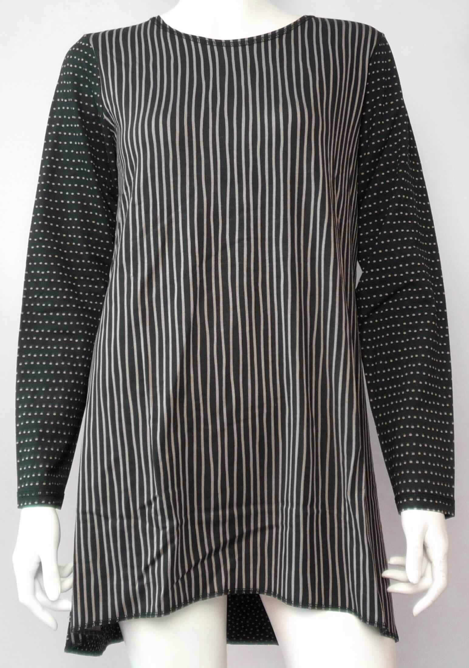 Kleid, sog. Tricot-Krita, Art. 76409, Größe M, Foto siehe Anlage,
- aus ca. 0,5 mm dicken, buntbedruckten Gewirken aus laut Antrag 94 % Modal (künstliche Chemiefasern) und
  6 % Elasthan (Elastomergarn, synthetische Chemiefasern), 
- über den Schritt reichend (Rückenlänge: ca. 84 cm), vorn ca. 12 cm kürzer gearbeitet,
- mit einem runden Ausschnitt,
- ohne Öffnung und ohne Verschluss,
- mit langen Ärmeln,
- am unteren Rand durch Umschlagen und Festnähen gesäumt,
- kann aufgrund der Länge ohne ein weiteres, den Unterkörper bedeckendes Kleidungsstück als Kleid getragen
  werden, damit keine Ware der Position 6109.

"Kleid, aus Gewirken, für Frauen, aus künstlichen Chemiefasern"