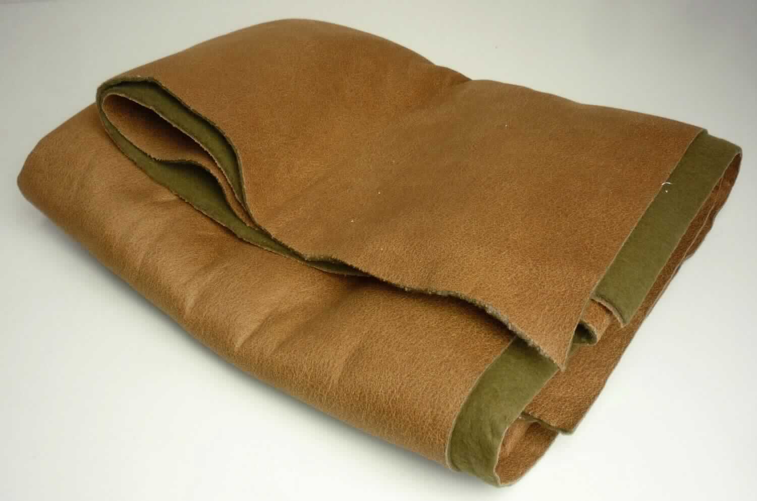 Textillaminat, sog. Möbelbezugsstoff, Foto siehe Anlage,
- als Meterware; laut Antrag mit einer Breite von ca. 143 cm,
- laut Untersuchungsergebnis:
-- aus drei mit ihrer ganzen Fläche aufeinander liegenden und so miteinander durch Kleben verbundenen Lagen,
--- Oberlage (Schauseite):
---- aus einem gerauten, buntgewirkten Kettengewirke (melierte Garne) aus synthetischen Chemiefasern, 
      keine Elastomergarne oder Kautschukfäden enthaltend,
---- bedruckt, 
--- Zwischen- und Unterlage:
---- aus einseitig bzw. beidseitig gerauten Kuliergewirken aus synthetischen Chemiefasern, keine 
     Elastomergarne oder Kautschukfäden enthaltend,
---- gefärbt,
- im Hinblick auf die Verwendung als Möbelbezugsstoff ist das die Schauseite bildende Kettengewirke charakter- 
  bestimmend, im Hinblick auf den Umfang (Dicke) und die damit verbundene Polsterwirkung sind die Kuliergewirke 
  vorherrschend; somit verleiht keiner der beiden Stoffe der Ware ihren wesentlichen Charakter, sie ist damit der von
  den gleichermaßen in Betracht kommenden Positionen (6005 und 6006) in der Nomenklatur zuletzt genannten 
  zuzuweisen.

"Gewirke, anderes als solche der Positionen 6001 bis 6005, aus synthetischen Chemiefasern, gefärbt"