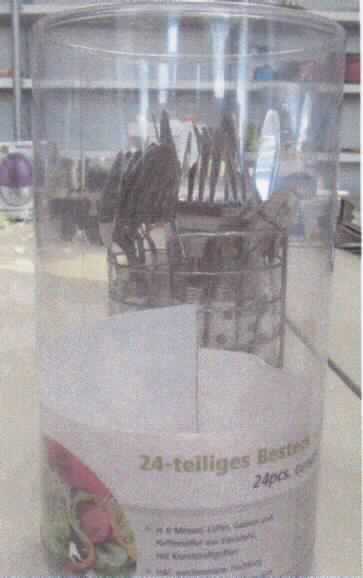 Es handelt sich um eine runde Dose mit Deckel aus klarsichtiger Folie aus - lt. Antragsangaben - Polyvinylchlorid (PVC), einem Kunststoff im Sinne der Anmerkung 1 zu Kapitel 39.

Die Ware mit einem Durchmesser von ca. 11 cm und einer Höhe von ca. 20 cm ist mit einer bunt bedruckten  Papiereinlage aufgemacht und dient als Transport- oder Verpackungsmittel für Besteckkörbe.

Derartige Erzeugnisse werden zolltariflich als "Transport- oder Verpackungsmittel aus Kunststoffen, Schachteln (einschließlich Dosen)" eingereiht.