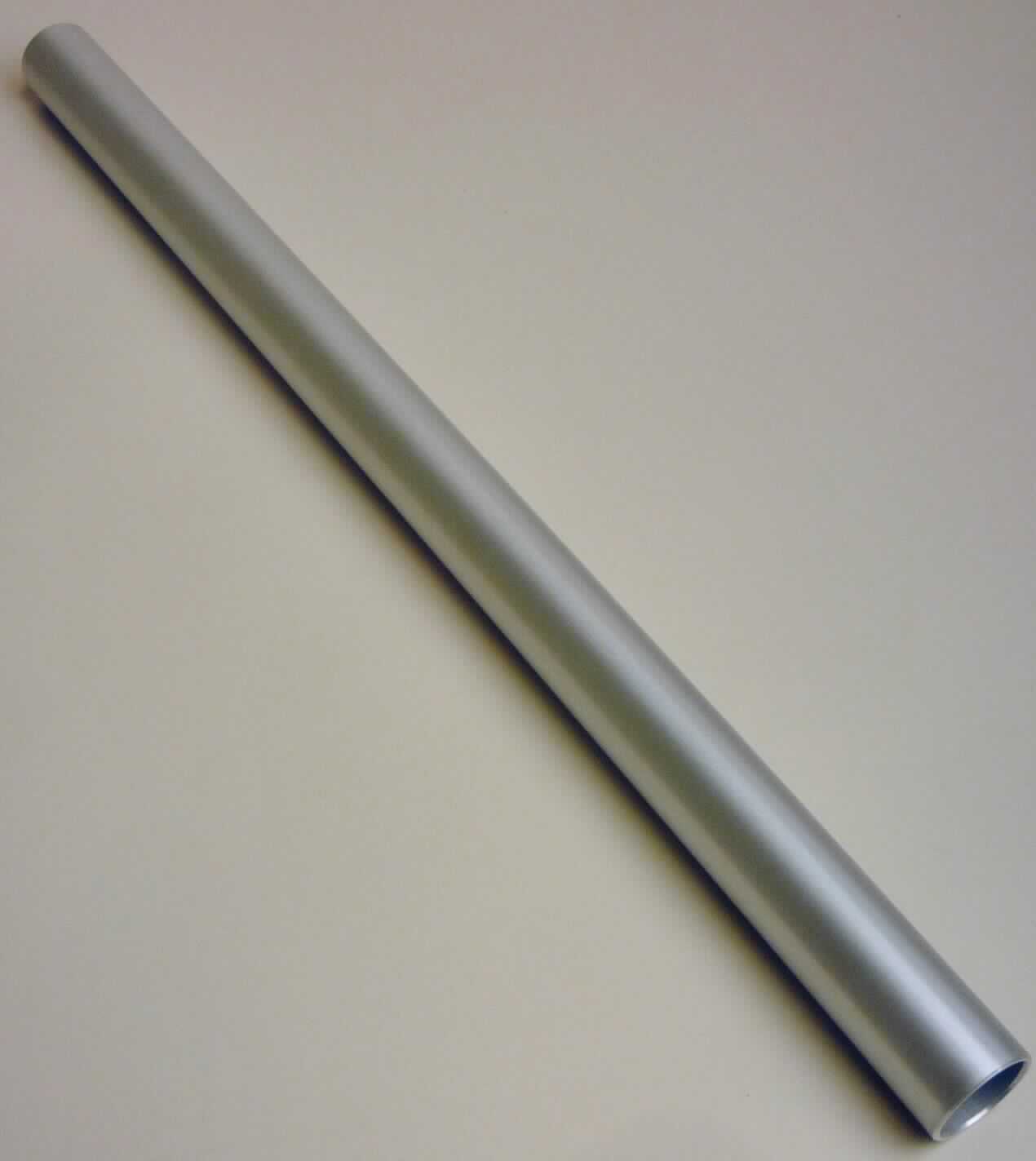 Aluminiumrohr

Bei der Ware handelt es sich um ein zylindrisches Hohlerzeugnis (Rohr), nach den Angaben aus der Aluminiumlegierung mit der Werkstoffbezeichnung 3.1355. Das Rohr ist nahtlos und grau eloxiert. Die Länge beträgt 500 mm, der Außendurchmesser ca. 30 mm und die Wandstärke ca. 2 mm. Die Enden sind bearbeitet bzw. geschliffen.

Die Ware ist als Rohr aus einer Aluminiumlegierung, anders als nur strangepresst, in die Unterposition 7608 2089 der Kombinierten Nomenklatur einzureihen.