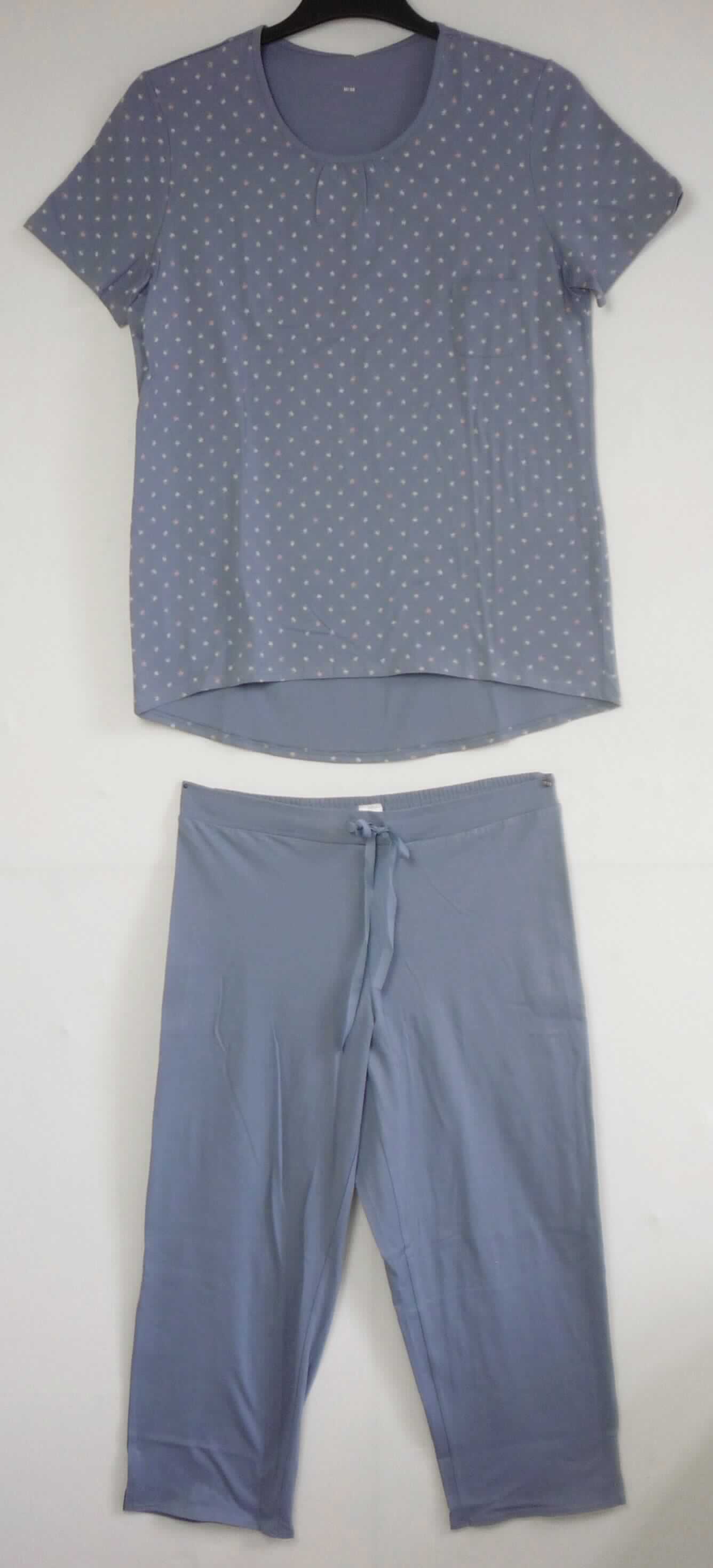 T-Shirt und lange Hose, sog. Damenpyjama, Jeansblau, Art. 156430, Größe 38, Foto siehe Anlage,
- als zweiteilige Zusammenstellung; kein Schlafanzug, da die Kleidungsstücke nach ihren objektiven Merkmalen 
  (insbesondere nach Schnitt, Material und Gesamteindruck) unterschiedslos im Bett oder an anderen Orten 
  getragen werden können und daher nicht dazu bestimmt sind, ausschließlich oder im Wesentlichen als
  Nachtkleidung getragen zu werden,
- keine Kombination, u. a. weil ein Kleidungsstück der Position 6109 (T-Shirt) nicht als Bestandteil einer 
  Kombination zugelassen ist,
- lange Hose:
-- aus ca. 0,6 mm dicken, einfarbigen Gewirken aus laut Antrag 100 % Baumwolle,
-- in der Taille abschließend; mit einem elastischen Taillenbund mit Tunnelzug,
-- ohne Öffnung und ohne Verschluss; ohne Hinweise auf den Trägerkreis (unisex),
-- mit knöchellangen Hosenbeinen, an den Beinabschlüssen durch Umschlagen und Festnähen gesäumt,
-- aufgrund der verwendeten Flächenerzeugnisse keine Ware des Kapitels 62.

"Lange Hose, aus Gewirken, für Frauen, aus Baumwolle"