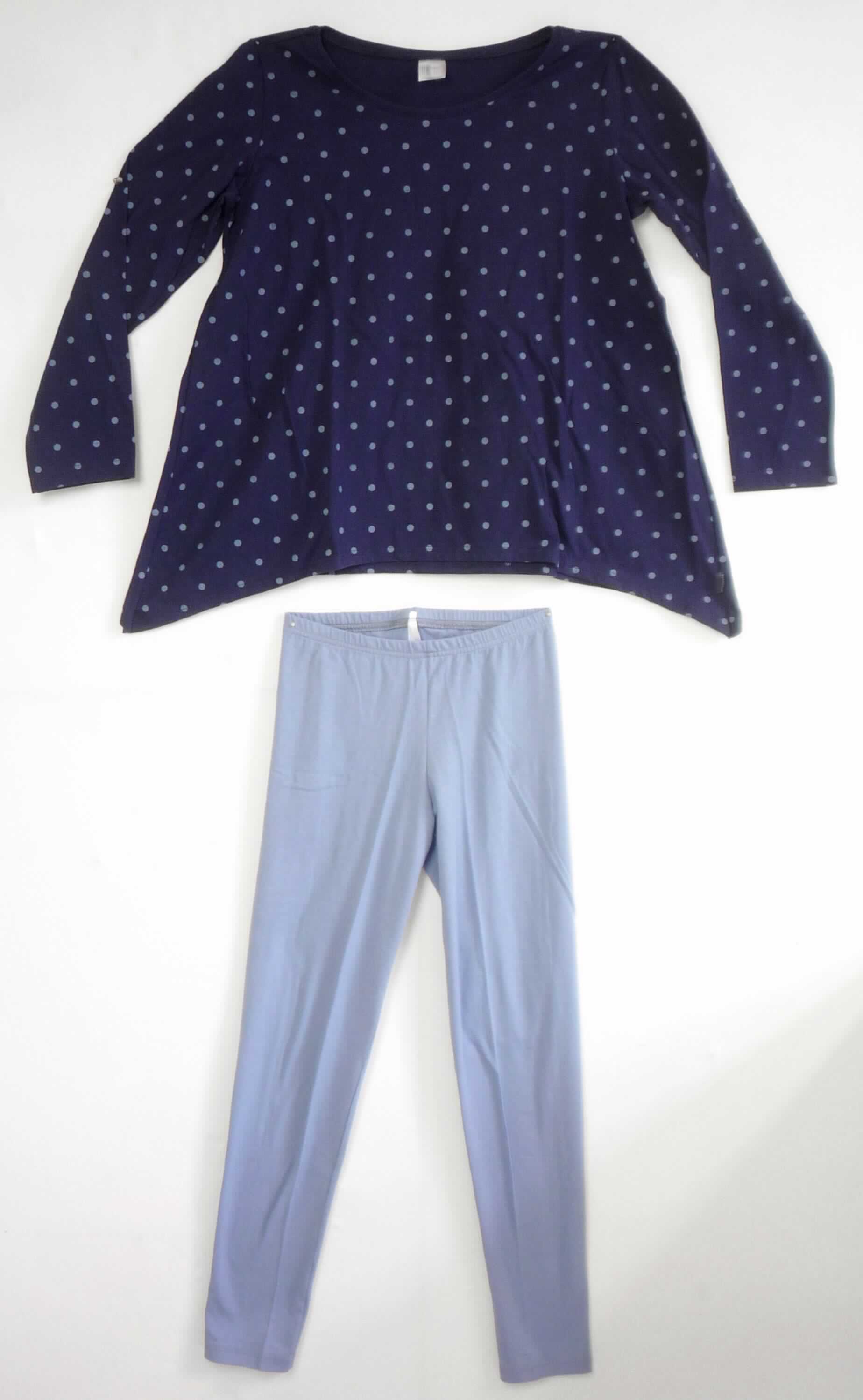 T-Shirt und lange Hose, sog. Mädchenpyjama, nachtblau, Art. 153759, Größe 140, Foto siehe Anlage,
- als zweiteilige Zusammenstellung; kein Schlafanzug, da die Kleidungsstücke nach ihren objektiven Merkmalen 
  (insbesondere nach Schnitt, Material und Gesamteindruck) unterschiedslos im Bett oder an anderen Orten 
  getragen werden können und daher nicht dazu bestimmt sind, ausschließlich oder im Wesentlichen als
  Nachtkleidung getragen zu werden,
- keine Kombination, u. a. weil ein Kleidungsstück der Position 6109 (T-Shirt) nicht als Bestandteil einer 
  Kombination zugelassen ist,
- lange Hose:
-- aus ca. 0,6 mm dicken, einfarbigen Gewirken aus laut Antrag 95 % Baumwolle und 5 % Elasthan (synthetische 
   Chemiefasern),
-- in der Taille abschließend; mit einem elastischen Taillenbund,
-- ohne Öffnung und ohne Verschluss; ohne Hinweise auf den Trägerkreis (unisex),
-- mit knöchellangen Hosenbeinen, an den Beinabschlüssen durch Umschlagen und Festnähen gesäumt,
-- aufgrund der verwendeten Flächenerzeugnisse keine Ware des Kapitels 62.

"Lange Hose, aus Gewirken, für Mädchen, aus Baumwolle"