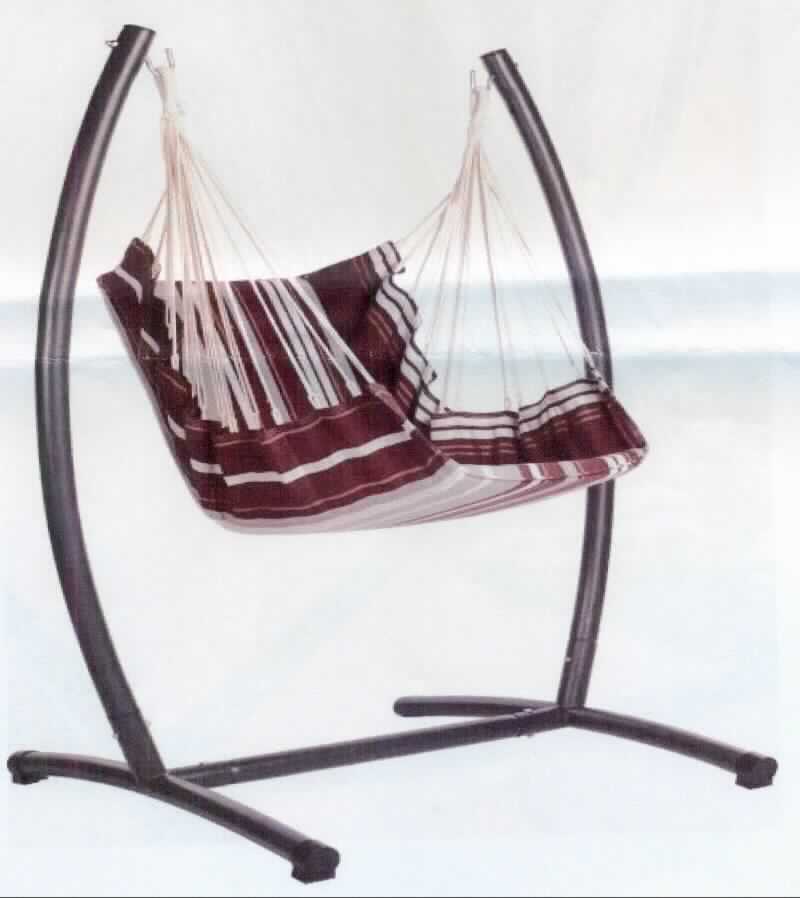 Bei dem sog. Hängesessel "SWING" (Artikel 21700001-01) handelt es sich um ein Sitzmöbel, im Wesentlichen bestehend aus einem Gestell aus Metall (Stahl laut Antrag), einer Sitzfläche und einer Rückenlehne, die mit einem System aus geflochtenen Seilen zum Aufhängen des Sessels an zwei Haken im Gestell ausgerüstet sind. Das Gestell ist ca. 140 x 185 x 108 cm groß (Breite x Höhe x Tiefe). 
Der gepolsterte Sitz besteht aus längsgestreiftem textilem Material (60% Baumwolle und 40% Polyester laut Unterlagen) und ist durch eine Mittelnaht in Rückenlehne und Sitzfläche unterteilt.

Die Ware ist als "anderes als von den Unterpositionen 9401 10 bis 9401 69 erfasstes Sitzmöbel, mit Gestell aus Metall, gepolstert" einzureihen.