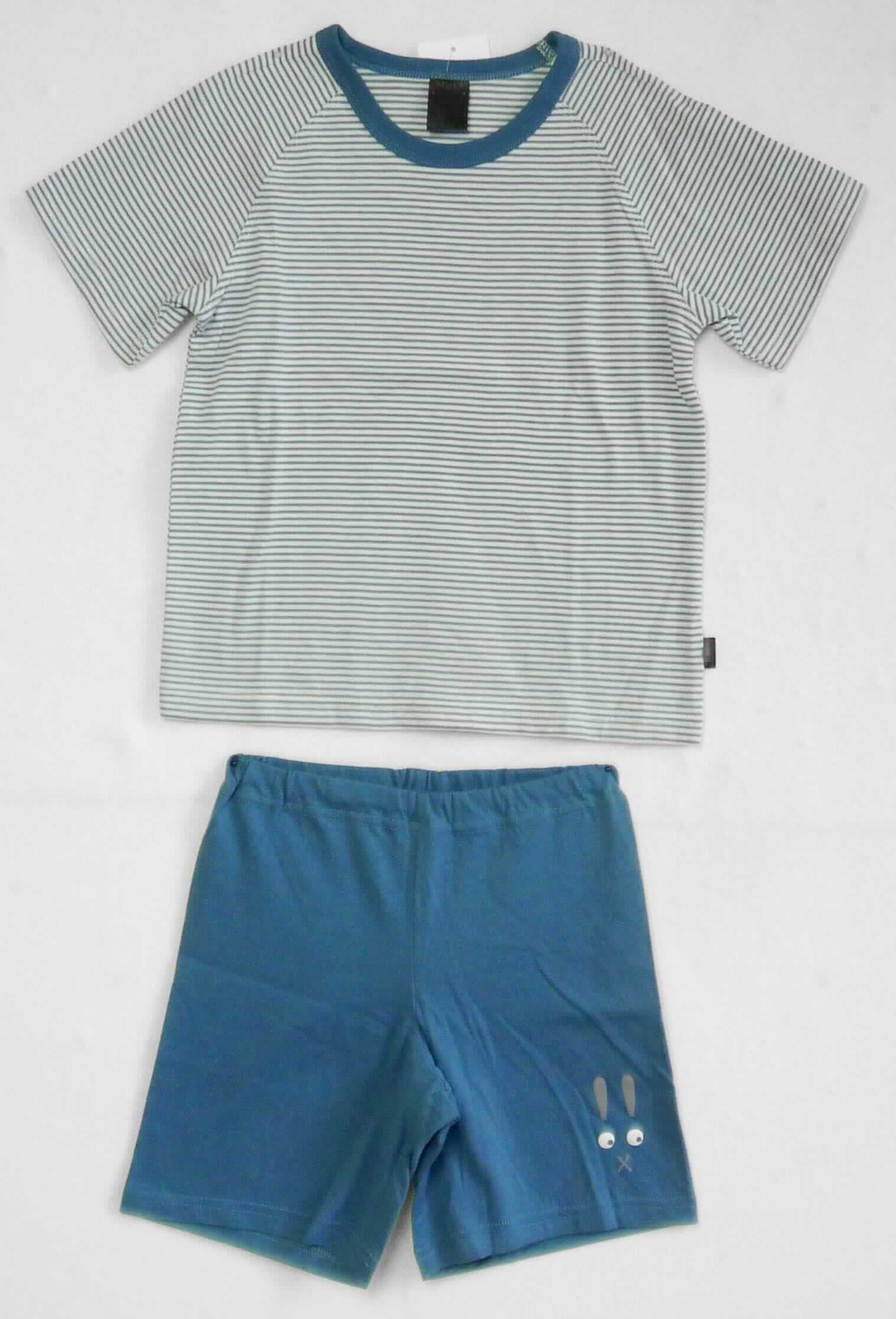 Modisches Unterhemd und kurze Hose, sog. Knabenpyjama, petrol, Art. 157230, Größe 104, Foto siehe Anlage,
- als zweiteilige Zusammenstellung; kein Schlafanzug, da die Kleidungsstücke nach ihren objektiven Merkmalen 
  (insbesondere nach Schnitt, Material und Gesamteindruck) unterschiedslos im Bett oder an anderen Orten 
  getragen werden können und daher nicht dazu bestimmt sind, ausschließlich oder im Wesentlichen als
  Nachtkleidung getragen zu werden,
- keine Kombination, u. a. weil ein Kleidungsstück der Position 6109 (modisches Unterhemd) nicht als Bestandteil 
  einer Kombination zugelassen ist,
- kurze Hose:
-- aus ca. 0,6 mm dicken, einfarbigen Gewirken aus laut Antrag 100 % Baumwolle,
-- in der Taille abschließend; mit einem elastischen Taillenbund,
-- ohne Öffnung und ohne Verschluss; ohne Hinweise auf den Trägerkreis (unisex, somit keine Einreihung als
   Knabenkleidung),
-- mit kurzen Hosenbeinen, die nicht die Knie bedecken (Seitenlänge: ca. 30 cm),
-- auf einem Hosenbein mit einem Aufdruck verziert,
-- an den Beinabschlüssen durch Umschlagen und Festnähen gesäumt,
-- aufgrund der verwendeten Flächenerzeugnisse keine Ware des Kapitels 62.

"Kurze Hose, aus Gewirken, für Mädchen, aus Baumwolle"