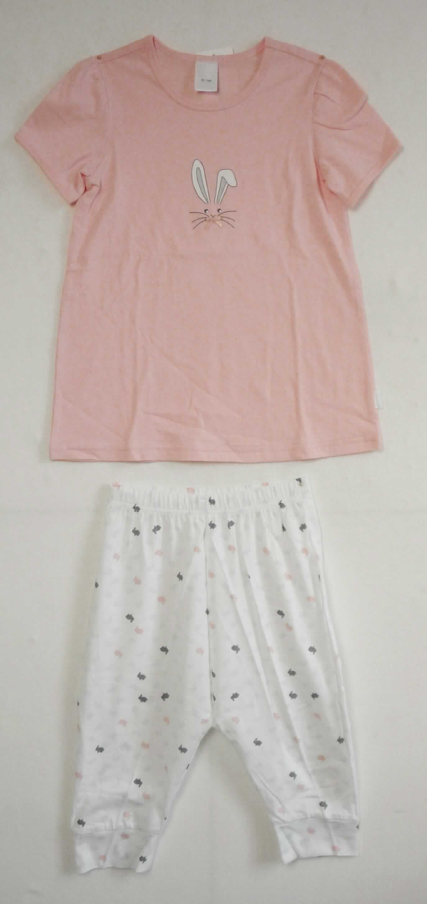 T-Shirt und lange Hose, sog. Kinderpyjama, aprikot, Art. 157226, Größe 104, Foto siehe Anlage,
- als zweiteilige Zusammenstellung; kein Schlafanzug, da die Kleidungsstücke nach ihren objektiven Merkmalen 
  (insbesondere nach Schnitt, Material und Gesamteindruck) unterschiedslos im Bett oder an anderen Orten 
  getragen werden können und daher nicht dazu bestimmt sind, ausschließlich oder im Wesentlichen als
  Nachtkleidung getragen zu werden,
- keine Kombination, u. a. weil ein Kleidungsstück der Position 6109 (T-Shirt) nicht als Bestandteil einer 
  Kombination zugelassen ist,
- lange Hose:
-- aus ca. 0,6 mm dicken, bedruckten Gewirken aus laut Antrag 100 % Baumwolle,
-- in der Taille abschließend; mit einem elastischen Taillenbund,
-- ohne Öffnung und ohne Verschluss; ohne Hinweise auf den Trägerkreis (unisex),
-- mit knöchellangen Hosenbeinen, an den Beinabschlüssen mit einem angesetzten, verengenden Bund,
-- aufgrund der verwendeten Flächenerzeugnisse keine Ware des Kapitels 62.

"Lange Hose, aus Gewirken, für Mädchen, aus Baumwolle"
