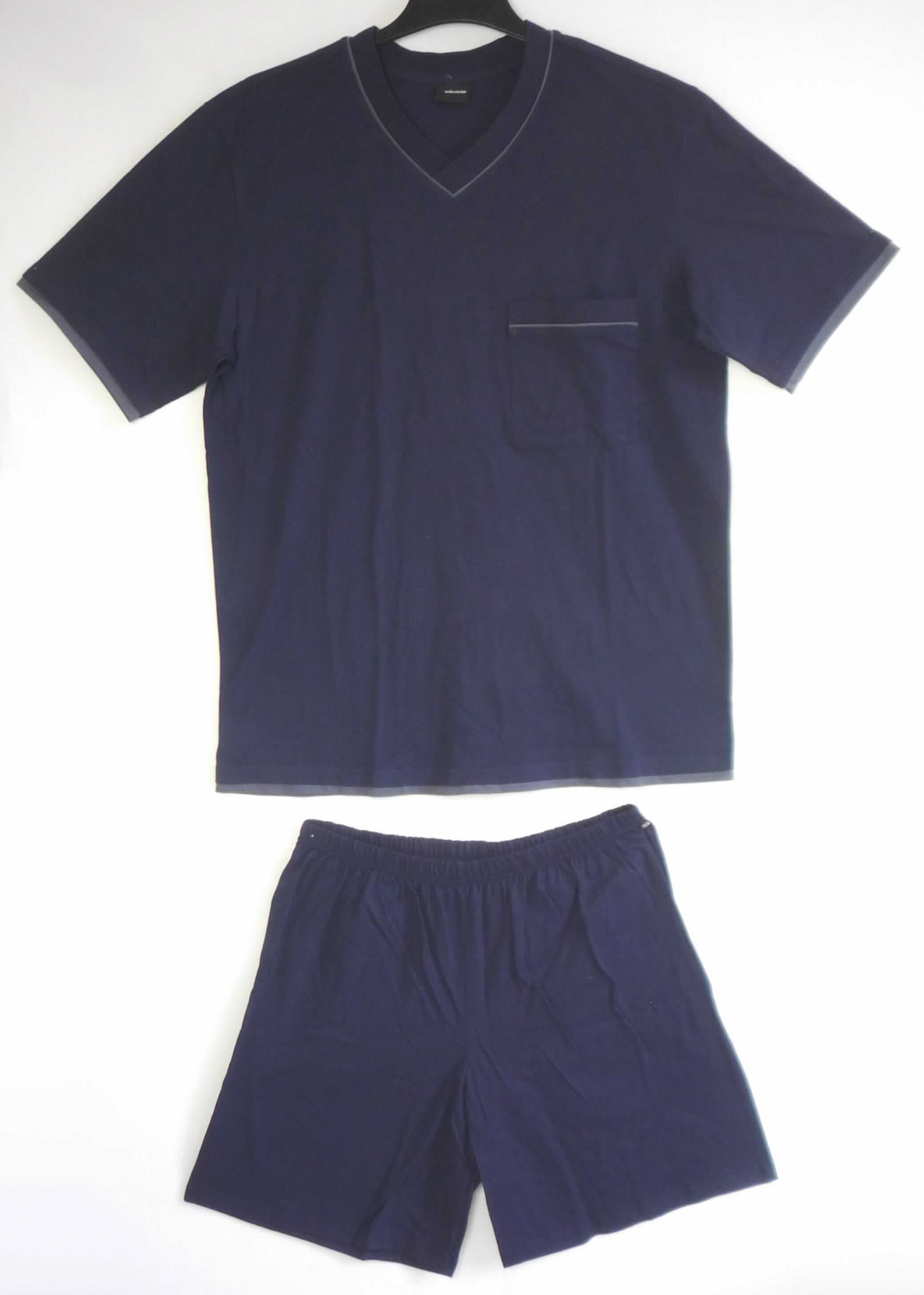 Modisches Unterhemd und kurze Hose, sog. Herrenpyjama, dunkelblau, Art. 104278, Größe M, Foto siehe Anlage,
- als zweiteilige Zusammenstellung; kein Schlafanzug, da die Kleidungsstücke nach ihren objektiven Merkmalen 
  (insbesondere nach Schnitt, Material und Gesamteindruck) unterschiedslos im Bett oder an anderen Orten 
  getragen werden können und daher nicht dazu bestimmt sind, ausschließlich oder im Wesentlichen als
  Nachtkleidung getragen zu werden,
- keine Kombination, u. a. weil ein Kleidungsstück der Position 6109 (modisches Unterhemd) nicht als Bestandteil 
  einer Kombination zugelassen ist,
- kurze Hose:
-- aus ca. 0,6 mm dicken, einfarbigen Gewirken aus laut Antrag 100 % Baumwolle,
-- in der Taille abschließend; mit einem elastischen Taillenbund,
-- ohne Öffnung und ohne Verschluss; ohne Hinweise auf den Trägerkreis (unisex, somit keine Einreihung als
   Männerkleidung),
-- mit kurzen Hosenbeinen, die nicht die Knie bedecken (Seitenlänge: ca. 45 cm),
-- an den Beinabschlüssen durch Umschlagen und Festnähen gesäumt,
-- aufgrund der verwendeten Flächenerzeugnisse keine Ware des Kapitels 62.

"Kurze Hose, aus Gewirken, für Frauen, aus Baumwolle"