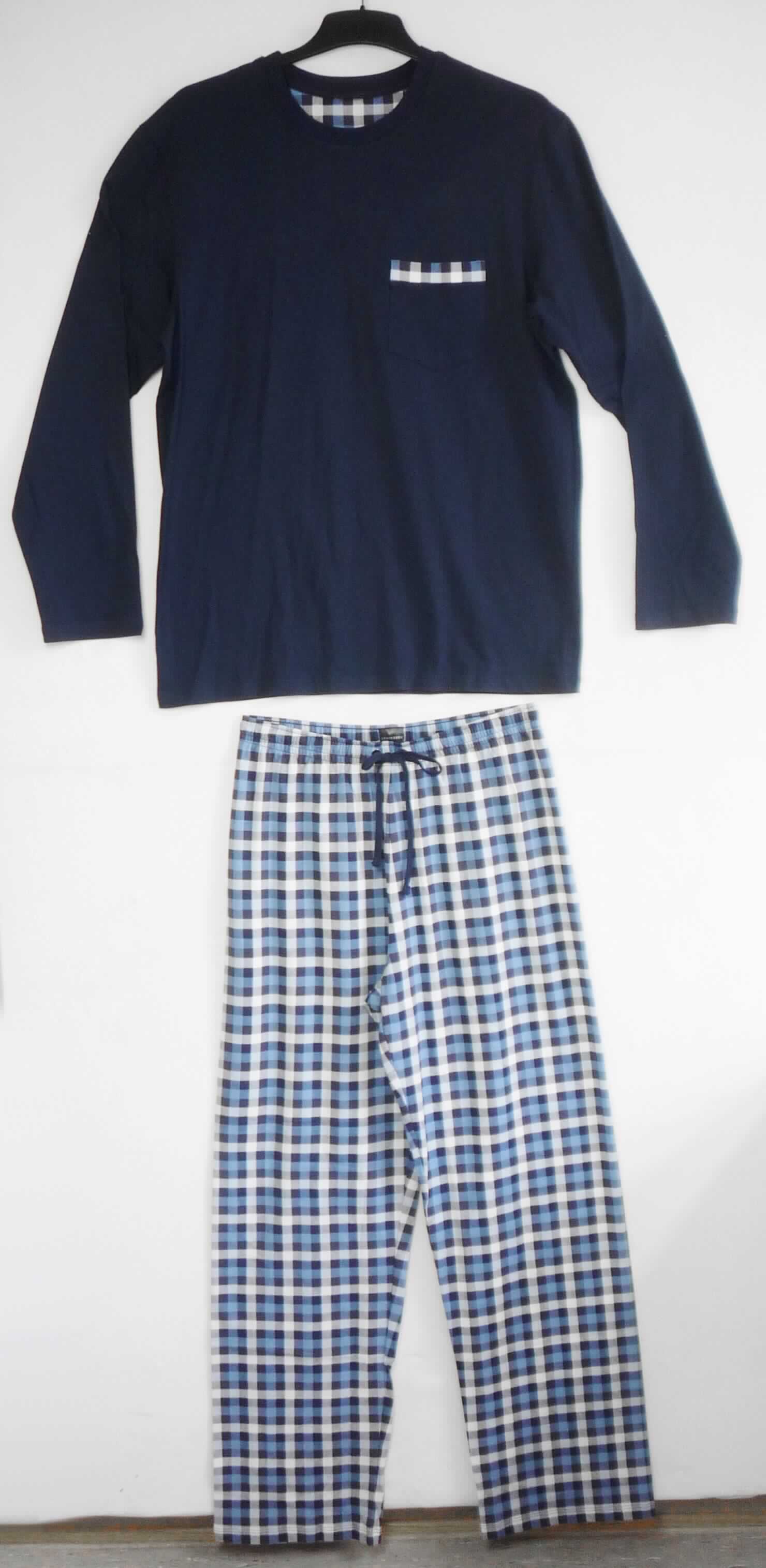 Modisches Unterhemd und lange Hose, sog. Herrenpyjama, dunkelblau, Art. 146937, Größe M, Foto siehe Anlage,
- als zweiteilige Zusammenstellung; kein Schlafanzug, da die Kleidungsstücke nach ihren objektiven Merkmalen 
  (insbesondere nach Schnitt, Material und Gesamteindruck) unterschiedslos im Bett oder an anderen Orten 
  getragen werden können und daher nicht dazu bestimmt sind, ausschließlich oder im Wesentlichen als
  Nachtkleidung getragen zu werden,
- keine Kombination, u. a. weil ein Kleidungsstück der Position 6109 (modisches Unterhemd) nicht als Bestandteil 
  einer Kombination zugelassen ist,
- lange Hose:
-- aus ca. 0,6 mm dicken, bedruckten Gewirken aus laut Antrag 100 % Baumwolle,
-- in der Taille abschließend; mit einem elastischen Taillenbund mit Tunnelzug,
-- ohne Öffnung und ohne Verschluss; ohne Hinweise auf den Trägerkreis (unisex, somit keine Einreihung als
   Männerkleidung),
-- mit einer aufgesetzten, offenen Gesäßtasche,
-- mit knöchellangen Hosenbeinen, an den Beinabschlüssen durch Umschlagen und Festnähen gesäumt.

"Lange Hose, aus Gewirken, für Frauen, aus Baumwolle"