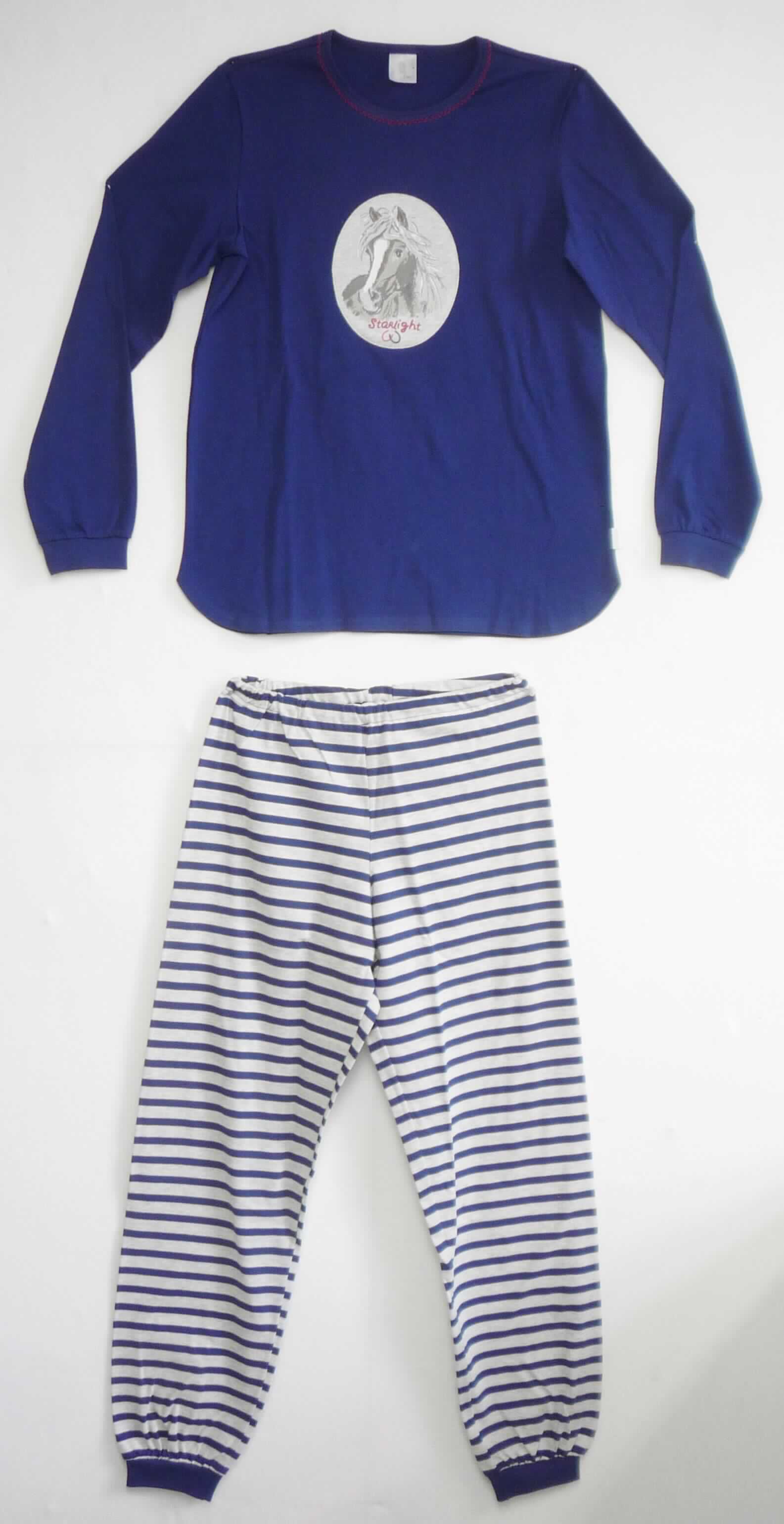 T-Shirt und lange Hose, sog. Mädchenpyjama, dunkelblau, Art. 153893, Größe 140, Foto siehe Anlage,
- als zweiteilige Zusammenstellung; kein Schlafanzug, da die Kleidungsstücke nach ihren objektiven Merkmalen 
  (insbesondere nach Schnitt, Material und Gesamteindruck) unterschiedslos im Bett oder an anderen Orten 
  getragen werden können und daher nicht dazu bestimmt sind, ausschließlich oder im Wesentlichen als
  Nachtkleidung getragen zu werden,
- keine Kombination, u. a. weil ein Kleidungsstück der Position 6109 (T-Shirt) nicht als Bestandteil einer 
  Kombination zugelassen ist,
- lange Hose:
-- aus ca. 0,6 mm dicken, buntgewirkten Gewirken aus laut Antrag 100 % Baumwolle,
-- in der Taille abschließend; mit einem elastischen Taillenbund,
-- ohne Öffnung und ohne Verschluss; ohne Hinweise auf den Trägerkreis (unisex),
-- mit knöchellangen Hosenbeinen, an den Beinabschlüssen mit angesetzten, verengenden Bündchen,
-- aufgrund der verwendeten Flächenerzeugnisse keine Ware des Kapitels 62.

"Lange Hose, aus Gewirken, für Mädchen, aus Baumwolle"
