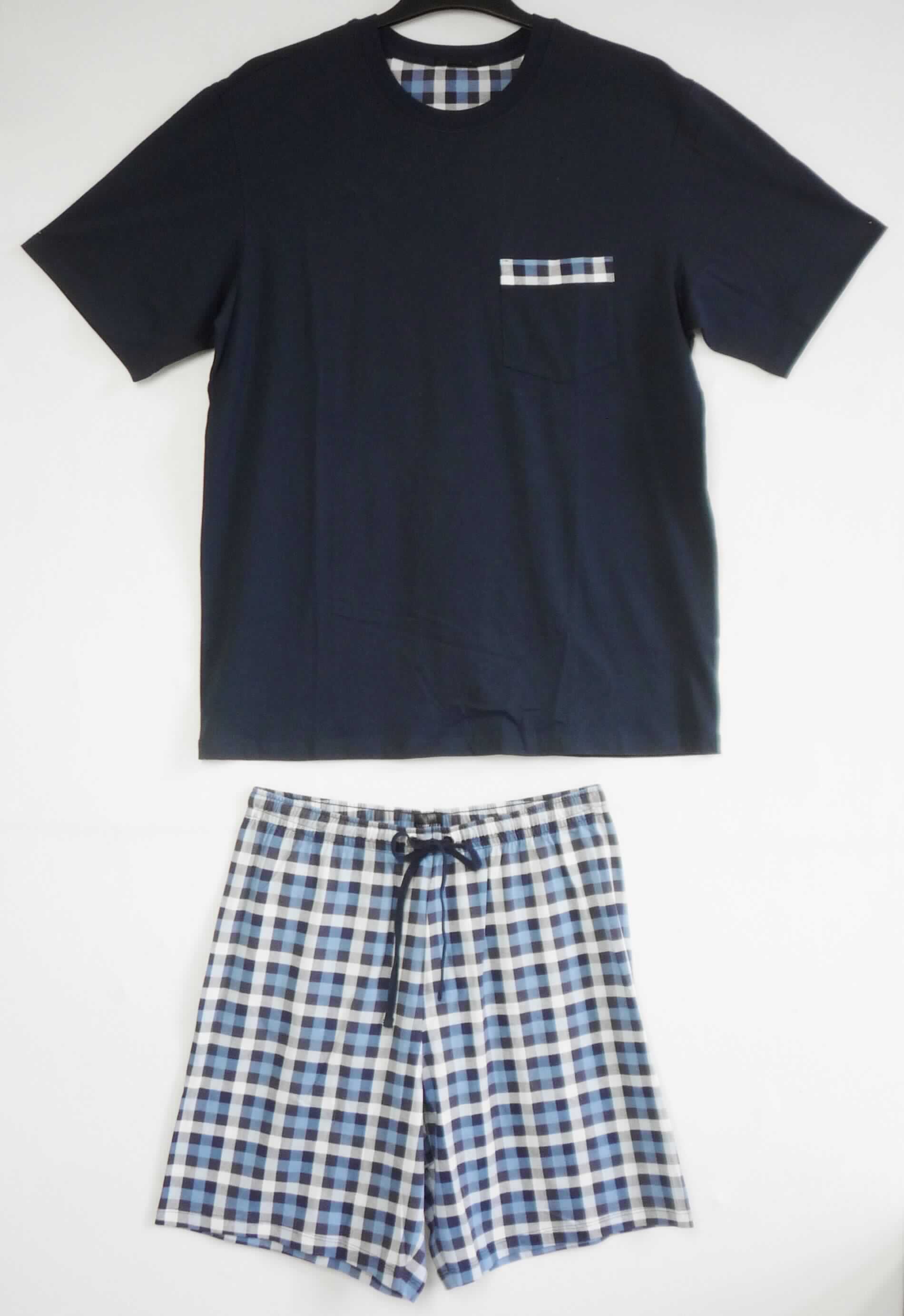 Modisches Unterhemd und kurze Hose, sog. Herrenpyjama, dunkelblau, Art. 146938, Größe M, Foto siehe Anlage,
- als zweiteilige Zusammenstellung; kein Schlafanzug, da die Kleidungsstücke nach ihren objektiven Merkmalen 
  (insbesondere nach Schnitt, Material und Gesamteindruck) unterschiedslos im Bett oder an anderen Orten 
  getragen werden können und daher nicht dazu bestimmt sind, ausschließlich oder im Wesentlichen als
  Nachtkleidung getragen zu werden,
- keine Kombination, u. a. weil ein Kleidungsstück der Position 6109 (modisches Unterhemd) nicht als Bestandteil 
  einer Kombination zugelassen ist,
- kurze Hose:
-- aus ca. 0,6 mm dicken, bedruckten Gewirken aus laut Antrag 100 % Baumwolle,
-- in der Taille abschließend; mit einem elastischen Taillenbund mit Tunnelzug,
-- ohne Öffnung und ohne Verschluss; ohne Hinweise auf den Trägerkreis (unisex, somit keine Einreihung als
   Männerkleidung),
-- mit einer aufgesetzten, offenen Gesäßtasche,
-- mit kurzen Hosenbeinen, die nicht die Knie bedecken (Seitenlänge: ca. 47 cm),
-- an den Beinabschlüssen durch Umschlagen und Festnähen gesäumt.

"Kurze Hose, aus Gewirken, für Frauen, aus Baumwolle"
