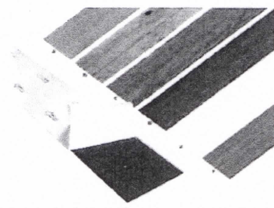 Angaben des Antragstellers:
Bei dem Artikel handelt es sich um einen Bodenbelag, bestehend aus PVC-Platten. Die Platten sind mittels Klebemontage zu verlegen (Abmessungen je Platte, L x B x H: ca. 91,44 x 15,24 x 0,2 cm).

Feststellungen an einem Warenmuster:
Es wurden flache, rechteckige, graue, biegsame, einseitig selbstklebende und mit einem Schutzpapier versehene Kunststoffplatten (Abmessungen: ca. 91,4 x 15,2 cm; Dicke: ca. 2 mm) vorgelegt, die auf der nicht selbstklebenden Seite mit einer weißen, gemusterten Farbschicht in Holzoptik versehen sind.
Sieben Platten befinden sich in einem bedruckten Pappkarton (Kennzeichnung (Auszug): "BodenbelagAH").

Befund:
Es liegt ein selbstklebender Bodenbelag aus Polyvinylchlorid im Sinne der Unterposition (KN) 3918 1090 vor.