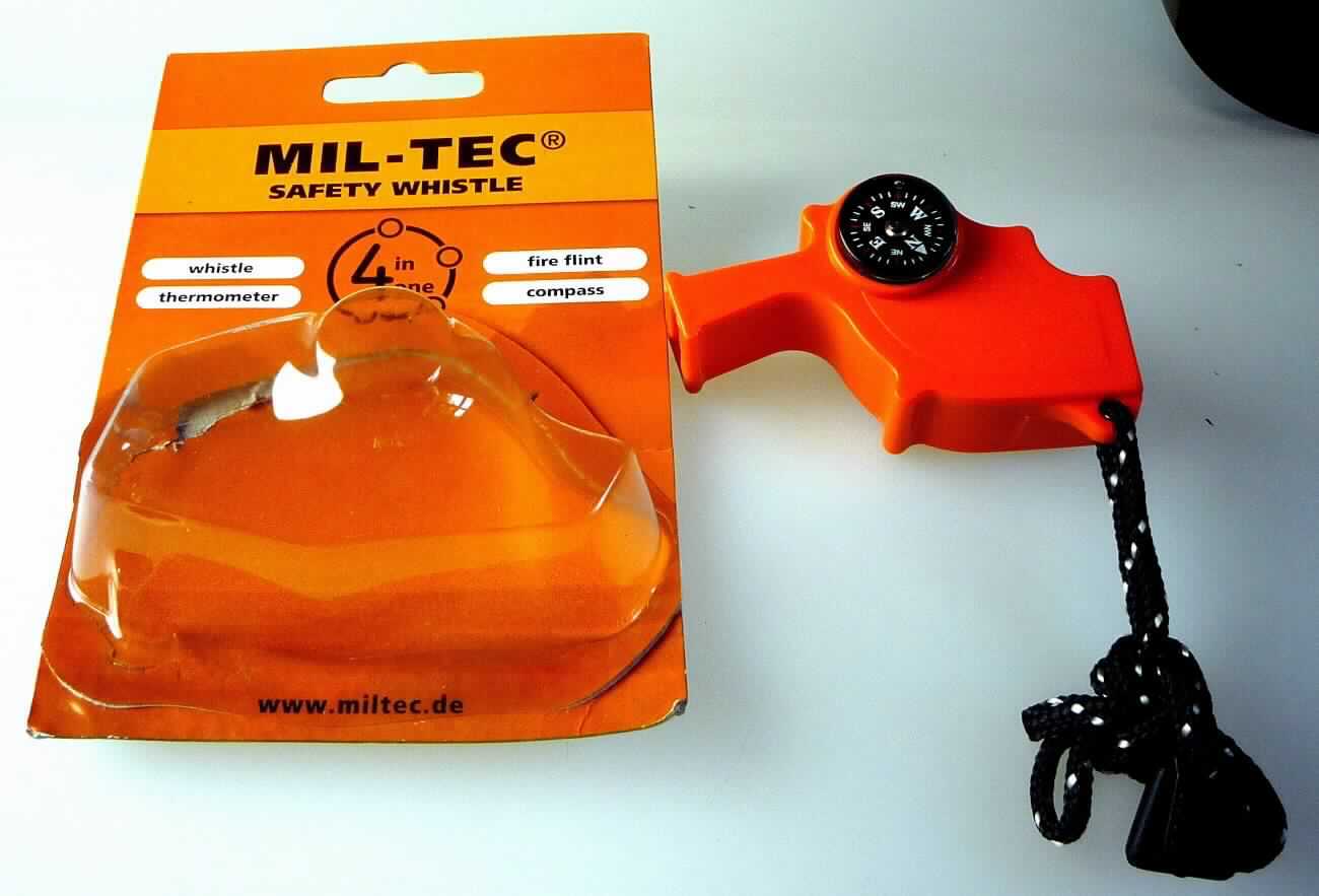 Bei der sog. "MIL-TEC Safety Whistle" (Art. 16328300) handelt es sich um eine aus verschiedenen Bestandteilen zusammengesetzte Ware, bestehend aus einer ca. 7,5 x 2,2 x 4,5 cm großen Signalpfeife (Trillerpfeife), die mit einem im Durchmesser ca. 2 cm großen Kompass, einem im Durchmesser ca. 2 cm großen Thermometer sowie einem ca. 2 cm langen, im Durchmesser ca. 0,2 cm großen, stäbchenförmigen sog. Feuerstein zusammengesetzt ist.

Der Kompass, das Thermometer sowie der Feuerstein sind seitlich in das Pfeifengehäuse eingesetzt bzw. auf das Gehäuse aufgeklebt.
Die im Hinblick auf Größe, Umfang, Gesamterscheinungsbild sowie Gesamteindruck charakterbestimmende Mundpfeife besteht aus Kunststoff und ist mit einem Umhängeband aus Spinnstoffen versehen.

Die auf einer bedruckten Pappkarte aufgeblisterte Ware ist als "Signalpfeife" einzureihen.