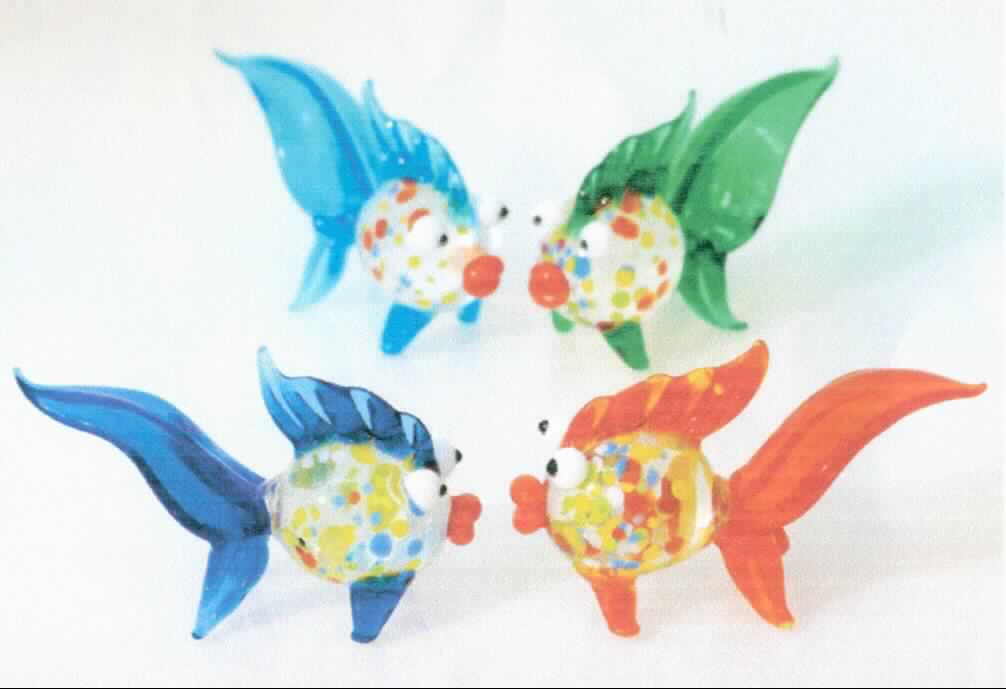 Glasware zur Innenausstattung, sog. Fisch (Glas, bunt), 4-farbig sortiert, Art. 25627, Foto siehe Anlage, 
- Fantasiegegenstand in Form eines farbig gestalteten Fisches (in vier Farbgestaltungen), 
- aus gewöhnlichem, handgefertigtem Glas (laut Antrag), 
- mit den Abmessungen von ca. 8 (L) x 2,5 (B) x 4 (H) cm, 
- zu Dekorationszwecken.

"Glaswaren zur Innenausstattung, keine Ware der Position 7018, aus gewöhnlichem Glas, handgefertigt"