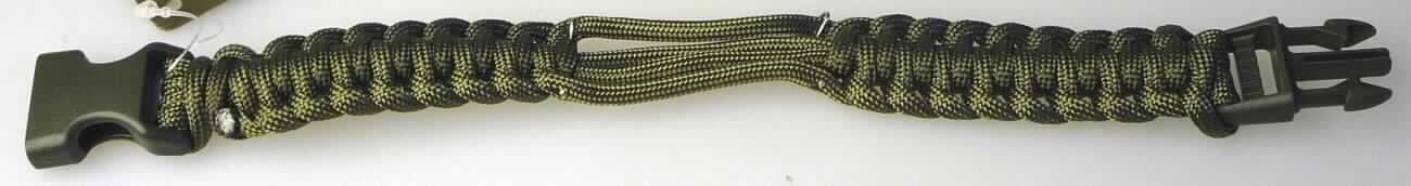 Bei dem sog. "Paracord Uhrenarmband" (Art.: 157741..) handelt es sich um ein einteiliges Armband aus geflochtener Fallschirmleine mit einem Clipverschluss aus Kunststoff.

Die Ware, die u. a. auch zu einem reißfesten Seil umfunktioniert werden kann und mit einem Verkaufsanhänger in einer transparenten Kunststofftüte verpackt ist, dient zur Befestigung der Uhr am Handgelenk.

Das Erzeugnis ist als "Uhrenarmband aus Spinnstoffen, nicht handgearbeitet" einzureihen.