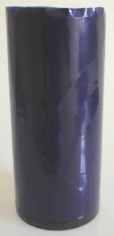 Farbband aus Kunststofffolie, für Abdrucke präpariert, in Rollenform, im Wesentlichen bestehend aus einer 17,5 cm breiten Kunststofffolie, die mit schwarzen Farbpigmenten beschichtet ist. Sie ist auf eine Papprolle aufgewickelt. Gesamtdurchmesser der Rolle: 7,4 cm.
Das Farbband wird zur Herstellung von Farbdrucken in einer Cross-Docking Station verwendet. 
Es ist in klarsichtiger Kunststoffolie verpackt.

Abbildung im Internet unter:
http://ec.europa.eu/taxation_customs/dds/ebticau_de.htm