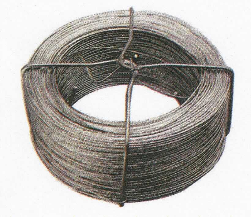 Draht aus Stahl, verzinkt

Bei der als "Bindedraht" bezeichneten Ware handelt es sich um einen Draht aus Metall in Rollenform. Der Draht hat einen über die gesamte Länge gleichbleibenden kreisrunden Querschnitt mit einem Durchmesser von ca. 0,9 mm. Das Gewicht der Rolle beträgt nach den Angaben 220 g. Nach den weiteren Angaben besteht der Draht aus einem nicht legierten Stahl mit der Werkstoffbezeichnung Q195 (entspricht 1.0035), wonach der Kohlenstoffgehalt weniger als 0,25 GHT beträgt. Oberflächlich ist der Draht verzinkt.

Die Ware ist nach ihrer Beschaffenheit als verzinkter Draht aus nicht legiertem Stahl, mit einem Kohlenstoffgehalt von weniger als 0,25 GHT und einer größten Querschnittsabmessung von weniger als 0,8 mm, in den TARIC-Code 7217 2010 00 einzureihen.