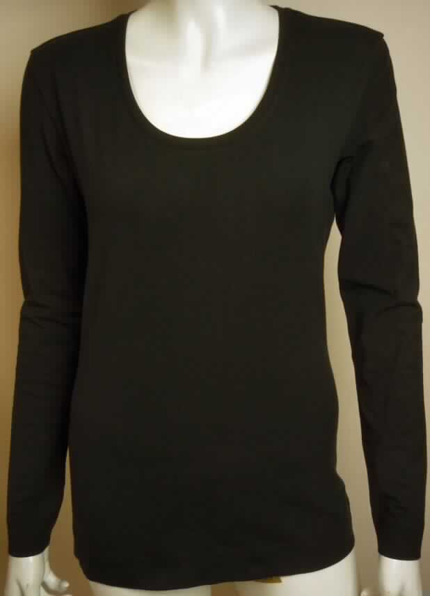 T-Shirt, sog. Longsleeve Tee Kerstin, Artikel-Nr. 8908, Größe S, Foto siehe Anlage,
- aus ca. 0,6 mm dicken (somit leichten), einfarbigen Gewirken aus laut Antrag 95 % Baumwolle und 
  5 % Elasthan (synthetische Chemiefasern),
- über die Taille reichend (Rückenlänge: ca. 60 cm),
- mit einem runden, leicht halsfernen Ausschnitt,
- ohne Öffnung und ohne Verschluss,
- mit langen, eng anliegenden Ärmeln, an den Abschlüssen durch Umschlagen und Festnähen gesäumt,
- am unteren, geraden Rand durch Umschlagen und Festnähen gesäumt.

"T-Shirt, aus Gewirken, aus Baumwolle"