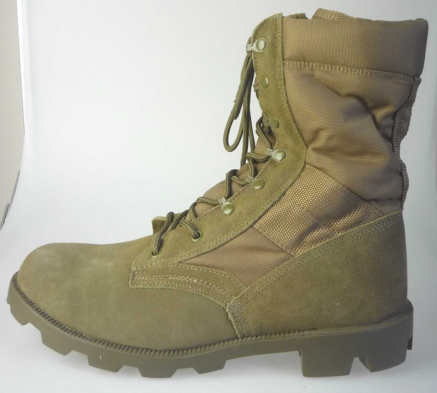 Freizeitstiefel (lt. Antrag: "Tropenstiefel, Art.: 128250 . . ", Foto siehe Anlage)
- mit Laufsohlen aus (lt. Antrag) Kautschuk; ohne Hauptsohle aus Holz,
- mit Oberteil (geschlossenes Blatt) aus Leder (den größten Teil der Außenfläche bildend) und Spinnstoff,
- auf das Oberteil sind Stücke aus Spinnstoff als Verstärkungsteile aufgesetzt,
- mit Schnürsenkelverschluss,
- ohne Metallschutz in der Vorderkappe,
- den Knöchel, jedoch nicht die Wade bedeckend,
- mit einer Länge der Innensohle von mehr als 24 cm,
- für Männer (u. a. weiter Schnitt)

"Schuhe mit Laufsohlen aus Kautschuk und Oberteil aus Leder, andere als in den UPos.
 6403 1200 bis 6403 9111 genannt, für Männer"