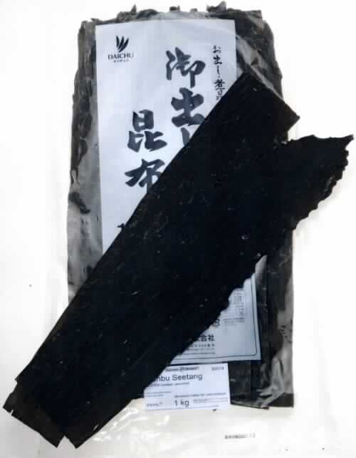 Getrocknete, grün-bräunlichfarbene Blattabschnitte von Seetang (Braunalge, sog. Konbu bzw. Kombu), mit einer Länge von ca. 45 cm und einer Breite von etwa 12 bis 13 cm. Die Blätter weisen teilweise einen weißlichen Belag (augenscheinlich Meersalzanhaftungen) auf und sind in einem klarsichtigen Polybeutel á 1 kg verpackt.

Es haben sich keine Anhaltspunkte gegen das Vorliegen von lediglich getrockneten mehrzelligen Algen ergeben.

Zolltarifrechtlich handelt es sich um Algen und Tange, getrocknet.