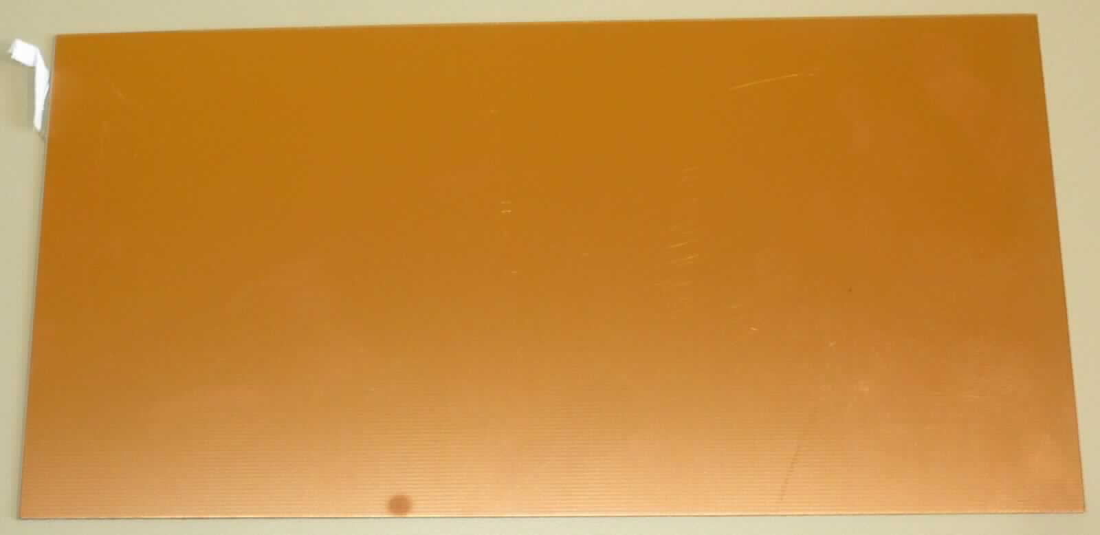 Glasfasergewebeplatten, mit Kupferfolie laminiert

Bei der Ware handelt es sich um massive, rechteckige Erzeugnisse aus verschiedenen Stoffen. Der Mehrschichtaufbau besteht aus einem Kern aus Glasgewebe imprägniert mit Epoxidharz, der beidseitig mit einer Folie aus raffiniertem Kupfer mit einer Dicke von 18 µm bis 70 µm versehen ist. Die Erzeugnisse dienen als Grundmaterial für die Herstellung von Leiterplatten. 

Die Ware ist nach ihrer Beschaffenheit als andere Folie (hier: Platte) aus raffiniertem Kupfer, mit einer Dicke (ohne Unterlage) von 0,15 mm oder weniger, auf einer Unterlage, in den TARIC-Code 7410 2100 90 einzureihen.