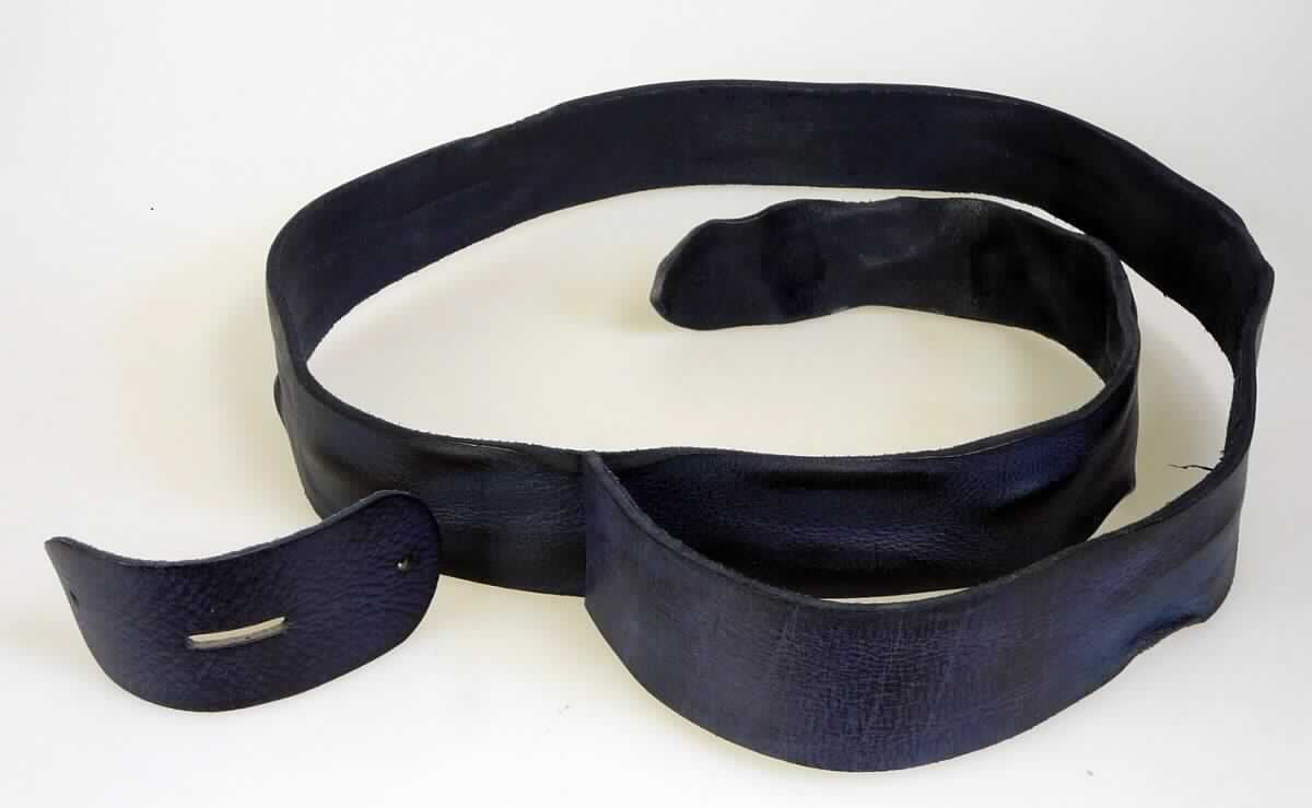 Bekleidungszubehör aus Leder (Gürtel), sog. Vollrind Büffellederrohling, Art. RO39-2482B, Foto siehe Anlage,
- in Form einer unfertigen (fehlende Gürtellöcher), unvollständigen (u. a. fehlende Gürtelschnalle), noch nicht
  zusammengesetzten Ware im Sinne der AV 2 a), die wie die fertige Ware einzureihen ist,
- aus lt. Antrag Leder,
- bestehend aus:
- - einem ca. 128 cm langen und ca. 4 cm breiten Streifen; an einem Ende lediglich gerade abgeschnitten,
    am anderen Ende spitz zulaufend; erkennbar zur Herstellung von Gürteln bestimmt,
- - einer Lederschlaufe (durch die das Gürtelende geführt wird) aus einem ca. 1,5 cm breiten Streifen, der
    an den Enden durch eine Klammer aus unedlem Metall verbunden ist,
- - einem sog. Kapplochteil mit abgerundeten Enden (an dem die Gürtelschnalle befestigt wird) mit einer Länge
    von ca. 10 cm und einer Breite von ca. 4 cm; mit zwei gestanzten Löchern und einem gestanzten Schlitz, 
- ohne Hinweise auf Handarbeit.

"Bekleidungszubehör (Gürtel), aus Leder, nicht handgearbeitet"