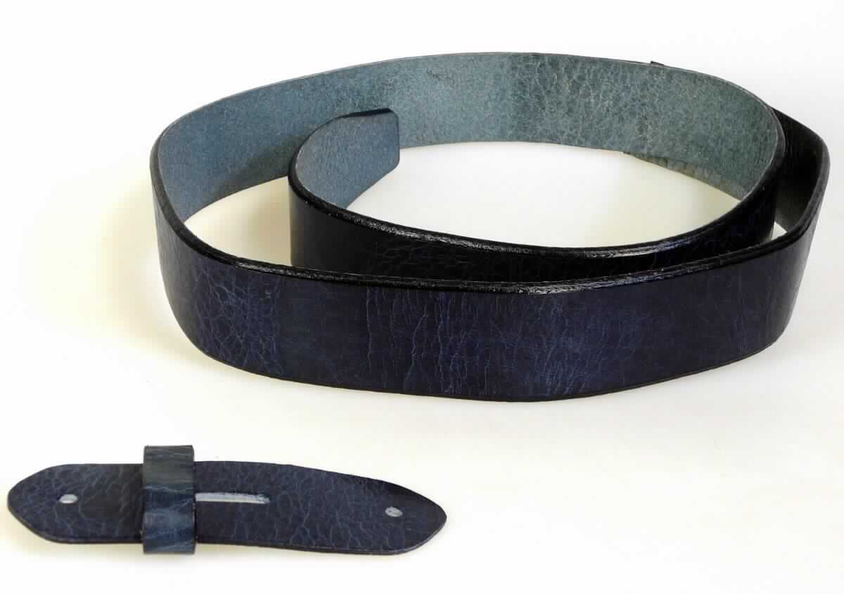 Bekleidungszubehör aus Leder (Gürtel), sog. Vollrind Lederrrohling, Art. RO39-2634A, Foto siehe Anlage,
- in Form einer unfertigen (fehlende Gürtellöcher), unvollständigen (u. a. fehlende Gürtelschnalle), noch nicht
  zusammengesetzten Ware im Sinne der AV 2 a), die wie die fertige Ware einzureihen ist,
- aus lt. Antrag Leder,
- bestehend aus:
- - einem ca. 110 cm langen und ca. 4 cm breiten Streifen; an einem Ende lediglich gerade abgeschnitten,
    am anderen Ende spitz zulaufend; erkennbar zur Herstellung von Gürteln bestimmt,
- - einer Lederschlaufe (durch die das Gürtelende geführt wird) aus einem ca. 1,2 cm breiten Streifen, der
    an den Enden durch zwei Klammern aus unedlem Metall verbunden ist,
- - einem sog. Kapplochteil mit abgerundeten Enden (an dem die Gürtelschnalle befestigt wird) mit einer Länge
    von ca. 11,5 cm und einer Breite von ca. 4 cm; mit zwei gestanzten Löchern und einem gestanzten Schlitz, 
- ohne Hinweise auf Handarbeit.

"Bekleidungszubehör (Gürtel), aus Leder, nicht handgearbeitet"