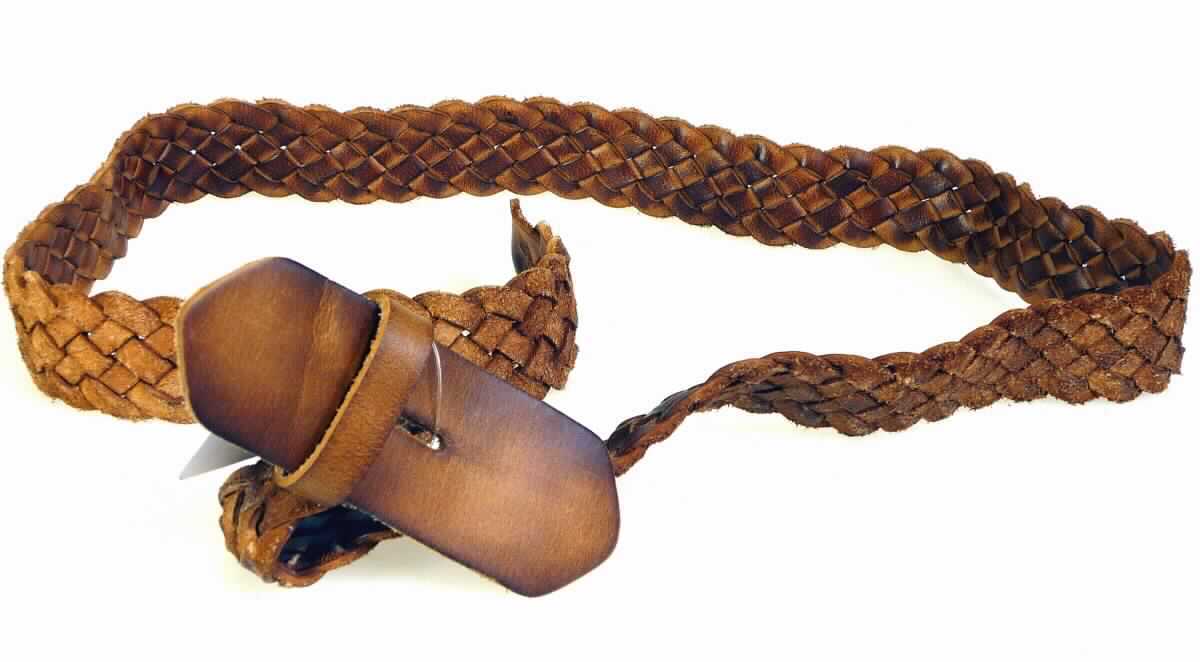 Bekleidungszubehör aus Leder (Gürtel), sog. Vollrind Büffel Flechtlederrrohling, Art. RO40-2287B,
Foto siehe Anlage,
- in Form einer unfertigen (fehlende Löcher im Kapplochteil), unvollständigen (u. a. fehlende Gürtelschnalle),
  noch nicht zusammengesetzten Ware im Sinne der AV 2 a), die wie die fertige Ware einzureihen ist,
- aus lt. Antrag Leder,
- bestehend aus:
- - ca. 7 mm breiten geflochtenen Streifen; mit einer Länge von ca. 107 cm und einer Breite von ca. 4 cm; an
    einem Ende lediglich gerade abgeschnitten, am anderen Ende spitz zulaufend; erkennbar zur Herstellung
    von Gürteln bestimmt,
- - einer Lederschlaufe (durch die das Gürtelende geführt wird) aus einem ca. 1,2 cm breiten Streifen, der
    an den Enden durch eine Klammer aus unedlem Metall verbunden ist,
- - einem sog. Kapplochteil mit abgerundeten Enden (an dem die Gürtelschnalle befestigt wird) mit einer Länge
    von ca. 11,5 cm und einer Breite von ca. 4 cm; mit einem gestanzten Schlitz, 
- ohne Hinweise auf Handarbeit.

"Bekleidungszubehör (Gürtel), aus Leder, nicht handgearbeitet"