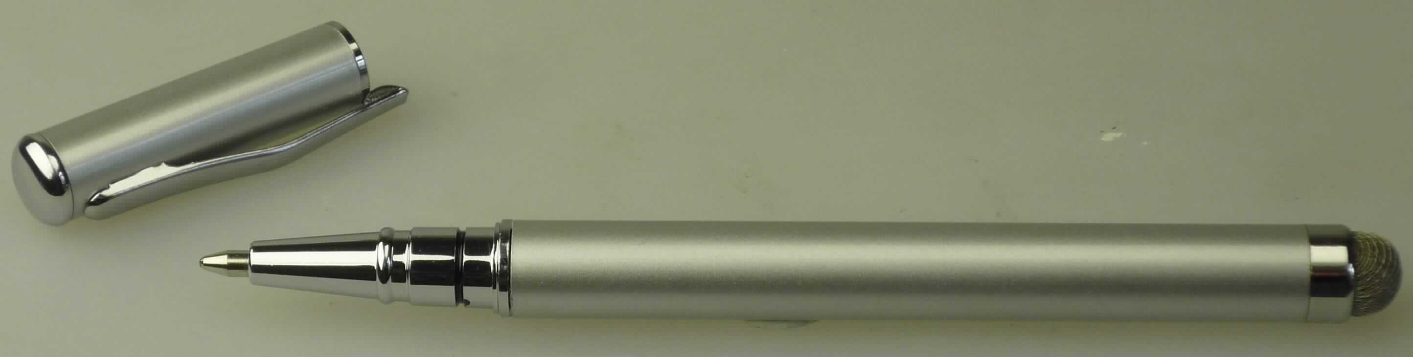 Es handelt sich bei dem sog. "Touchscreen-Stift" um eine aus verschiedenen Bestandteilen zusammengesetzte Ware in Form eines ca. 11,3 cm langen, silberfarbenen Kugelschreibers mit Touchpen, bestehend aus
- einem aufschraubbaren Kugelschreibergehäuse aus unedlem Metall mit Metallkappe zum Abdecken der mit einer Schreibkugel versehenen Schreibspitze und einer auswechselbaren Mine mit schwarzer Schreibfarbe (keine flüssige Tinte) und
- einer am oberen Ende des Gehäuses befindlichen, elastischen Halbkugel aus leitfähigem Metallgewebe, die zur Aktivierung der Bedienfelder von kapazitiven Touchscreens dient.

Der Kugelschreiber bestimmt im Hinblick auf den Umfang und die Bedeutung für die Verwendung den Charakter der zusammengesetzten Ware.

Die in einer transparenten Kunststoffverpackung mit Pappeinlage aufgemachte Ware ist als "Kugelschreiber, nicht mit flüssiger Tinte, mit auswechselbarer Mine" einzureihen.