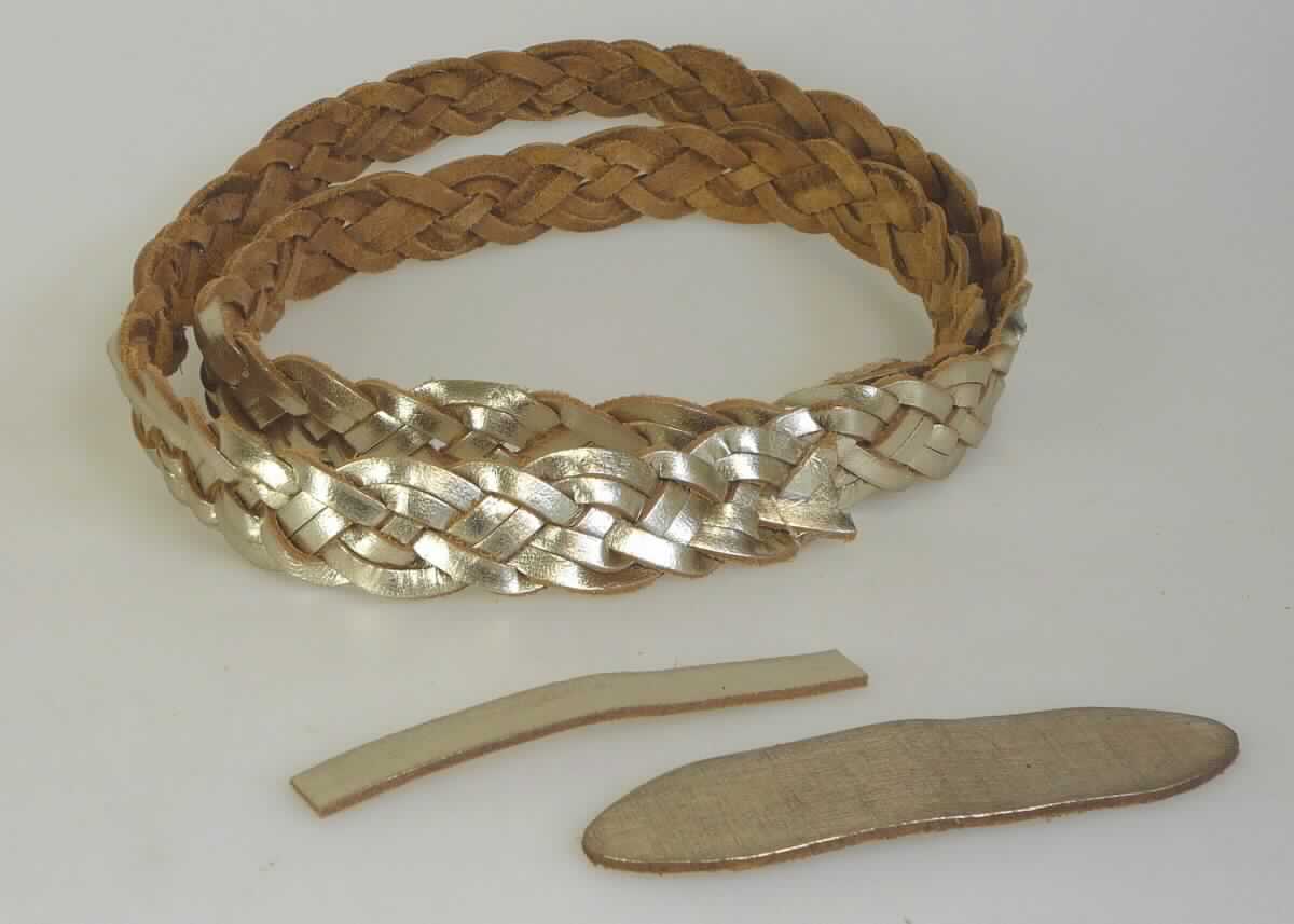 Bekleidungszubehör aus Leder (Gürtel), sog. geflochtener Büffel-Lederrohling, Art. RO30-2624A, Foto
siehe Anlage,
- in Form einer unfertigen (u. a. fehlender Schlitz und Löcher im Kapplochteil), unvollständigen (u. a.
  fehlende Gürtelschnalle), noch nicht zusammengesetzten Ware im Sinne der AV 2 a), die wie die fertige
  Ware einzureihen ist,
- aus lt. Antrag Leder (auf der Außenseite ausgerüstet, sog. Metallic-Effekt),
- bestehend aus:
- - ca. 6 mm breiten geflochtenen Streifen; mit einer Länge von ca. 127 cm und einer Breite von ca. 3 cm; an
    einem Ende lediglich gerade abgeschnitten, am anderen Ende spitz zulaufend; erkennbar zur Herstellung
    von Gürteln bestimmt,
- - einem Lederstreifen mit einer Breite von ca. 1, 2 cm und einer Länge von ca. 11,5 cm, der zu einer Schlaufe
    (durch die das Gürtelende geführt wird) verarbeitet wird, indem die Enden miteinander verbunden werden,
- - einem sog. Kapplochteil mit abgerundeten Enden (an dem die Gürtelschnalle befestigt wird) mit einer Länge
    von ca. 12,5 cm und einer Breite von ca. 3 cm, 
- ohne Hinweise auf Handarbeit.

"Bekleidungszubehör (Gürtel), aus Leder, nicht handgearbeitet"
