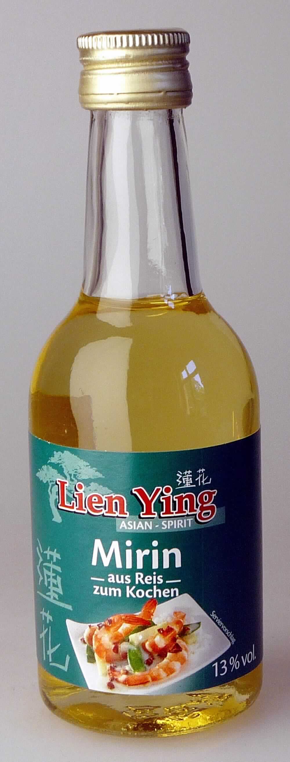 Mirin.

Antragsangaben: Mirin; alkoholhaltiges Getränk aus Reis; Alkoholgehalt 13 %vol. Der in der Ware enthaltene Alkohol stammt aus destilliertem Reiswein, der bei der Herstellung zugesetzt wird.

Beschaffenheit der vorgelegten Warenprobe: hellgelbe, klare, unmittelbar trinkbare Flüssigkeit, süß, alkoholisch und schwach nach Reiswein schmeckend, abgefüllt in einer etikettierten, farblosen 100 ml-Glasflasche mit Schraubverschluss; Etikettaufdruck (auszugsweise): "Mirin, alkoholhaltige süße Würze aus Reis zum Kochen".

Die Ware enthält keine würzenden Bestandteile. Eine Einreihung in die Position 2103 der KN ist damit auszuschließen. Nach ihren Beschaffenheitsmerkmalen ist die Ware dem Kapitel 22 der KN zuzuordnen. Der in der Ware enthaltene Alkohol stammt nach den vorliegenden Angaben aus zugesetztem Destillationsalkohol. Die Ware ist danach nicht als gegorenes Getränk in die Position 2206, sondern als anderes alkoholhaltiges Getränk in die Position 2208 der KN einzureihen.

Anderes alkoholhaltiges Getränk, in Behältnissen mit einem Inhalt von 2 l oder weniger.