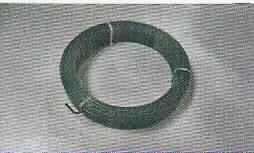 Draht aus Stahl, pulverbeschichtet

Bei der als "Gartendraht" bezeichneten Ware handelt es sich um Draht aus Metall in Rollenform. Der Draht hat einen über die gesamte Länge (110 cm) gleichbleibenden kreisrunden Querschnitt mit einem Durchmesser von ca. 3,1 mm. Nach den Angaben besteht das Erzeugnis aus einem nicht legierten Stahl mit der Werkstoffbezeichnung Q195 (entspricht 1.0035), wonach der Kohlenstoffgehalt weniger als 0,25 GHT beträgt. Der Draht ist mit einem grünen Farbstoff pulverbeschichtet.

Die Ware ist nach ihrer Beschaffenheit als anderer Draht aus nicht legiertem Stahl, mit einem Kohlenstoffgehalt von weniger als 0,25 GHT in den TARIC-Code 7217 9020 00 einzureihen.