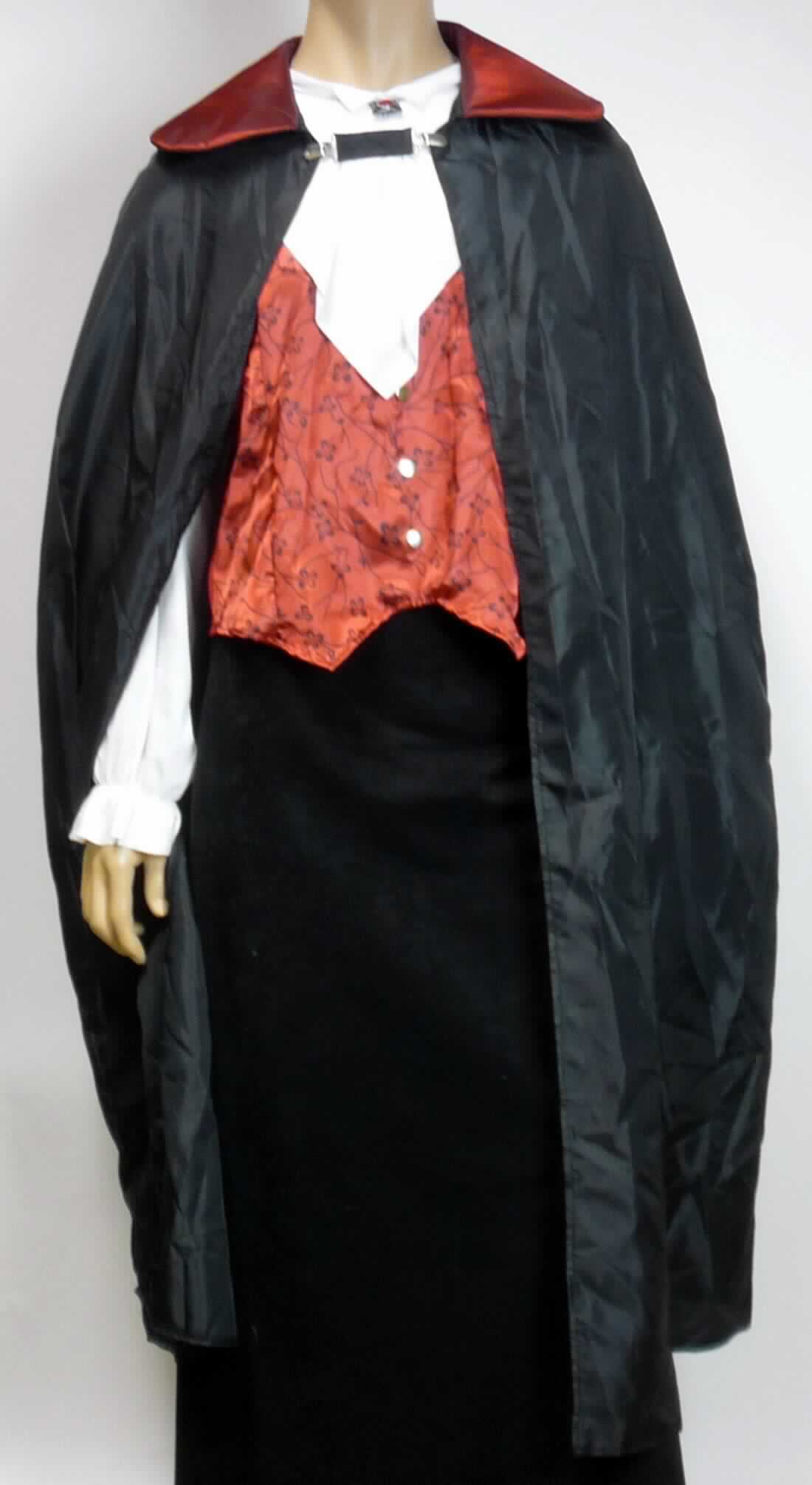 Karnevalskostüm, sog. Kostüm Graf Dracula, Art. 93022, Größe 52, Foto siehe Anlage,
- Zusammenstellung, bestehend aus einer Bluse und einem Umhang,
- gehört als Maskenkostüm aus Spinnstoffen nicht zum Warenkreis der Position 9505,
- getrennte Einreihung aller Bestandteile, weil die Kleidungsstücke nicht zusammen in eine Position eingereiht 
  werden können,
- alle Flächenerzeugnisse aus lt. Antrag 100 % Polyester (synthetische Chemiefasern),
- Umhangähnliches Kleidungsstück:
-- aus ca. 0,1 mm dicken, einfarbigen Geweben,
-- bis über die Knie reichend (Rückenlänge: ca. 123 cm); den Rücken, die Schultern und die Arme bedeckend,
-- mit einem gepolsterten Kragen versehen,
-- vorn mit einer durchgehenden Öffnung; am Halsausschnitt mit einem Clipverschluss,
-- ohne Hinweise auf den Trägerkreis (unisex),
-- mit einem Stückgewicht von ca. 154 g,
-- am unteren Rand durch Umschlagen und Festnähen gesäumt,
-- wird im Allgemeinen über jeder anderen Kleidung und zum Schutz gegen das Wetter getragen.

"Umhangähnliches Kleidungsstück, aus Geweben, für Frauen, aus Chemiefasern, mit einem Stückgewicht von 
 weniger als 1 kg, kein Parka"