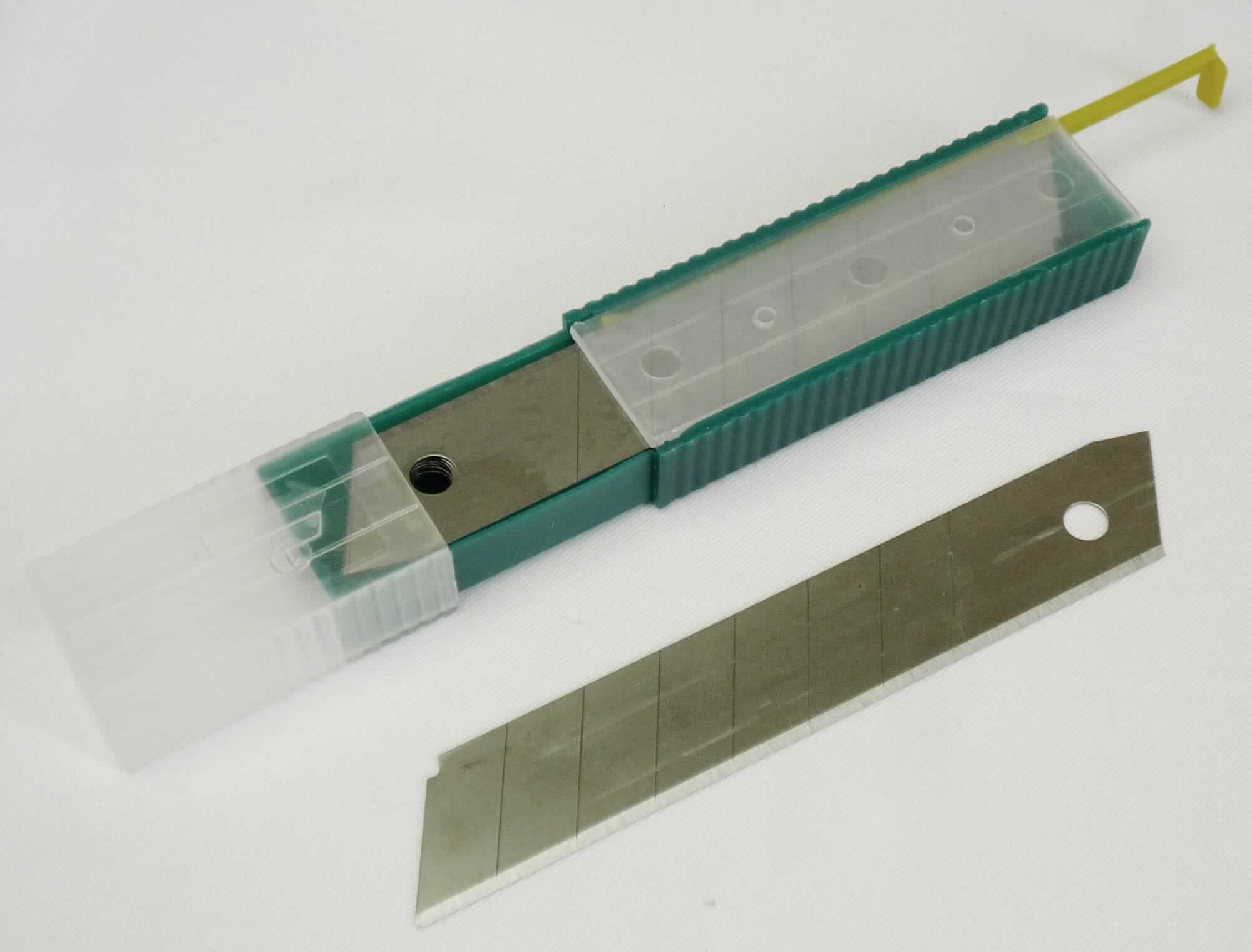 "Abbrechklingen";

- Ersatzklingen, diagonal geformt, mit einseitiger Schneide sowie mit Sollbruchstellen und 
  einem Befestigungsloch im Klingenschaft versehen

- vollständig aus unedlem Metall

- Breite: 18 mm

- zur Verwendung in Cuttermessern

- 10 Stück in einer passgenauen, für die dauerhafte Aufbewahrung bestimmte Kunststoffbox
   aufgemacht, zusätzlich auf einem bedruckten Pappkarton aufgeblistert

Abbildung siehe Anlage.

Derartige Waren gehören als "Klingen für Messer (keine Messer der Pos. 8208) mit schneidender 
Klinge aus unedlem Metall" zur Codenummer 8211 9400 00 0 des Zolltarifs (ZT).