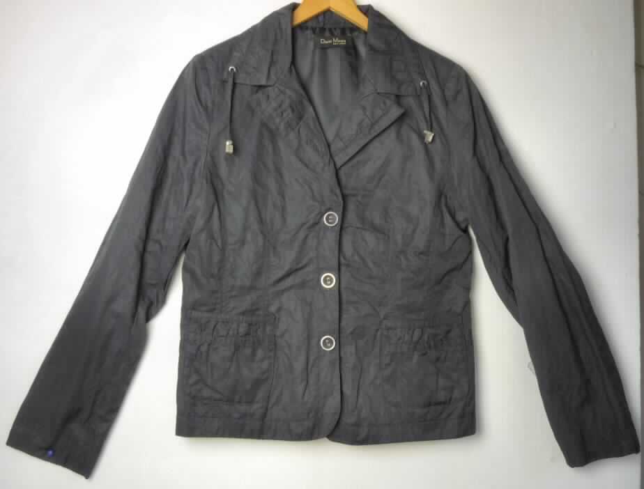 Jacke für Frauen, sog. Damenjacke, Größe 38, Foto siehe Anlage,
- aus 0,2 mm dicken, buntgewebten Geweben aus laut Antrag 54% Baumwolle, 40% Nylon
  (synthetische Chemiefasern) und 6% Metallgarnen,
- über die Taille reichend (Rückenlänge: 60 cm),
- mit Reverskragen, der Kragen kann durch ein eingezogenes Zugband gerafft werden,
- vorn mit einer durchgehenden Öffnung mit Knopfverschluss von rechts über links
  (Frauenkleidung),
- mit zwei Taschen unterhalb der Taille, u. a. daher keine Hemdbluse der Position 6206,
- mit langen Ärmeln,
- durchgehend leicht gefüttert, in Längsbahnen körpernah gearbeitet; weist aufgrund des
  Bahnenschnitts und des Futters eine gewisse Formfestigkeit auf,
- am unteren Rand gesäumt.

"Jacke, aus Geweben, für Frauen, aus Baumwolle, keine Arbeits- und Berufskleidung, nicht
nach dem Batik-Verfahren handbedruckt"