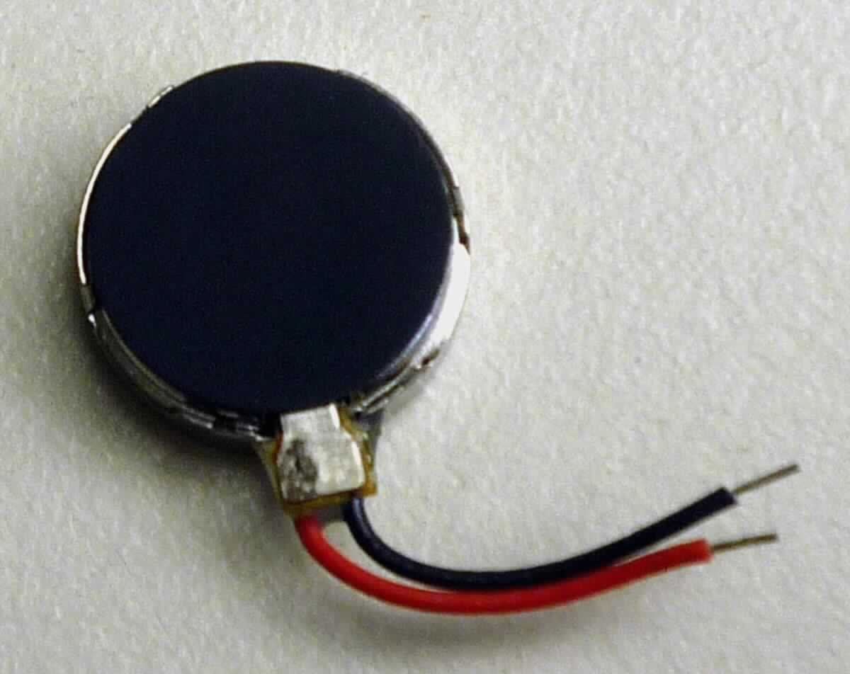 Gleichstrommotor, in einem runden Metallgehäuse (Durchmesser: ca. 10 mm), mit zwei Anschlusskabeln, mit einer Leistung von weniger als 37,5 Watt, zur Erzeugung von Vibrationen, zum Einbau in Mobiltelephone.

Die Ware ist als "Elektromotor (Gleichstrommotor) mit einer Leistung von weniger als 37,5 Watt, nicht für bestimmte Luftfahrzeuge, nicht von den Codenummern 8501 1099 54 0 bis 82 0 erfasst - Vibrationsmotor für Mobiltelephone" einzureihen.