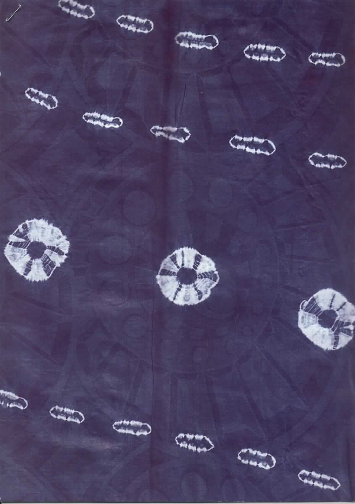 Jacquardgewebe, sog. Damaststoff, Foto siehe Anlage,
- als Meterware, 
- laut Untersuchungsergebnis:
-- mit einer Länge von ca. 4,40 m und einer Breite von ca. 1,25 m,
-- aus 100 % Baumwolle,
-- mit einem Quadratmetergewicht von 131 g,
-- weder in Leinwand- noch in Köperbindung,
-- nicht auf Handwebstühlen hergestellt,
-- augenscheinlich nach dem Batikverfahren handbedruckt.

"Gewebe aus Baumwolle, mit einem Anteil an Baumwolle von mehr als 85 GHT, mit einem Quadratmetergewicht 
 von weniger als 200 g, bedruckt, anderes als in den Unterpositionen 5208 5100 bis 5208 5910 genannte, nicht 
 auf Handwebstühlen hergestellt, nach dem Batik-Verfahren handbedruckt"