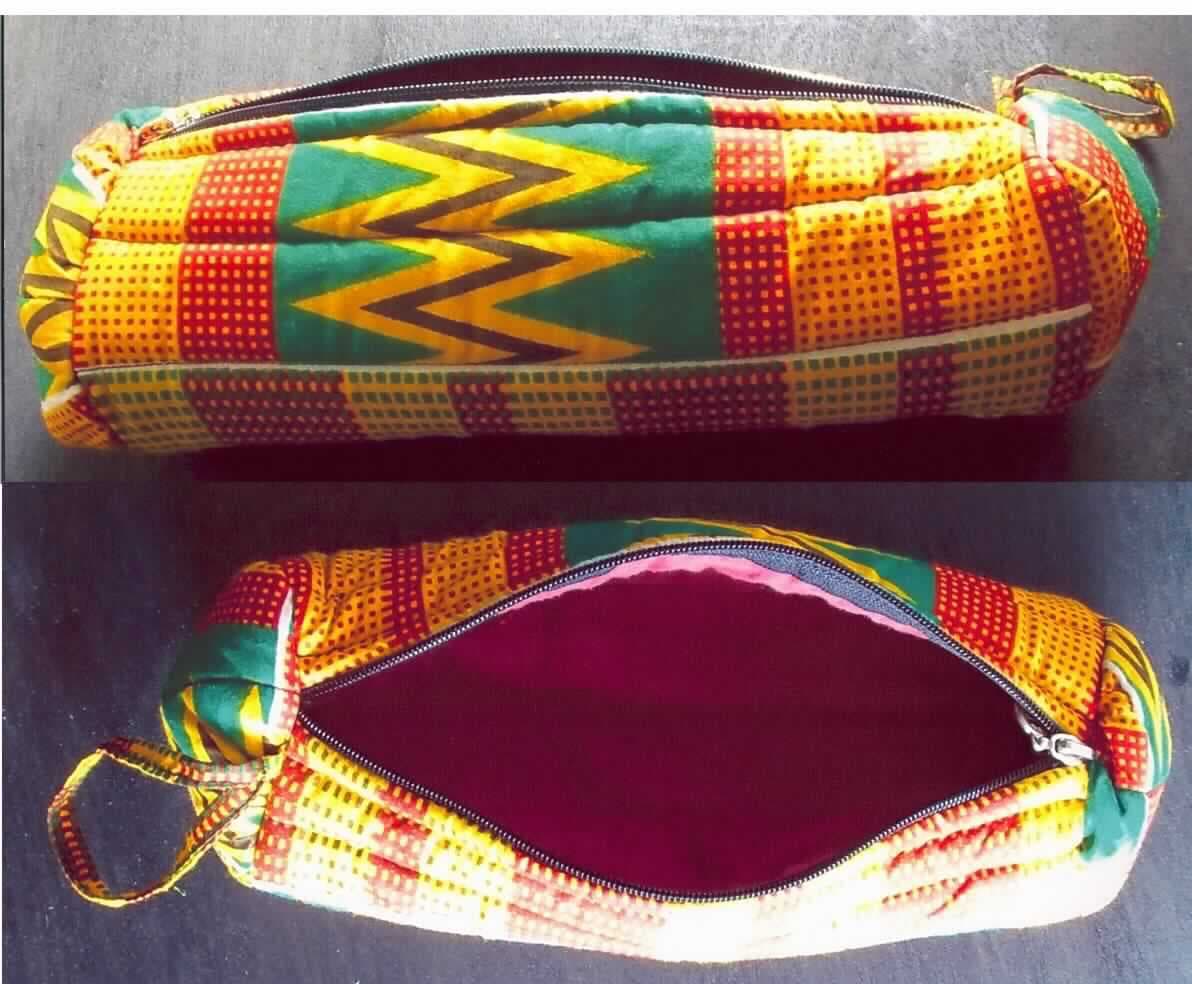 Ähnliches Behältnis, sog. Täschchen in Zylinderform, Abbildung siehe Anlage, 
- mit einer Außenseite aus Spinnstoffen (lt. Antrag 100% Baumwolle), 
- mit einer Zwischenlage aus Schaumkunststoffen, 
- in zwei unterschiedlichen Größen, lt. Antrag: 
- - mit einer Länge von ca. 20 cm und einer Breite von ca. 10 cm (Klein), 
- - mit einer Länge von ca. 35 cm und einer Breite von ca. 17 cm (Groß), 
- mit einer kurzen Trageschlaufe, 
- mit einem Reißverschluss entlang des oberen Randes,
- ohne Inneneinteilung, gefüttert, 
- kann aufgrund der neutralen Form und Gestaltung zur Aufbewahrung verschiedenster Waren genutzt werden,
- handgearbeitet (lt. Antrag).

"Ähnliches Behältnis, anderes als in den Unterpositionen 4202 1110 bis 4202 3900 genannte, 
 mit Außenseite aus Spinnstoffen, anderes als in der Unterposition 4202 9291 genannte"