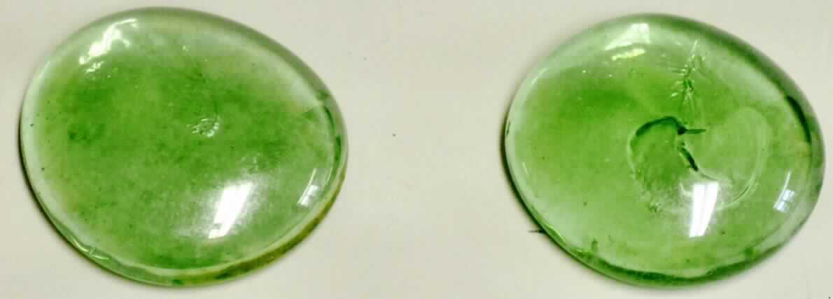 Glaskurzware, Glassteine, sog. Glasnuggets grün, Abbildung siehe Anlage, 
- annähernd rund geformte Erzeugnisse aus grün gefärbtem Glas,
- mit glatter, nach außen gewölbter Oberseite,
- mit einer ebenen Unterseite, 
- ähnlich dem bei Edel- und Schmucksteinen verwendeten Cabochonschliff gearbeitet,
- mit einem Durchmesser von ca. 2,5 bis 3 cm und einer Dicke von ca. 6 bis 8 mm, 
- zur Verwendung als Dekorationsartikel, 
- weder Glasperlen noch Nachahmungen von Perlen, 
- keine Nachahmungen von Edel- oder Schmucksteinen; jedoch den Nachahmungen von 
  Edel- oder Schmucksteinen ähnliche Glaskurzwaren. 

"Glaskurzwaren (Glassteine), weder Glasperlen noch Nachahmungen von Perlen, keine 
  Nachahmungen von Edel- oder Schmucksteinen"