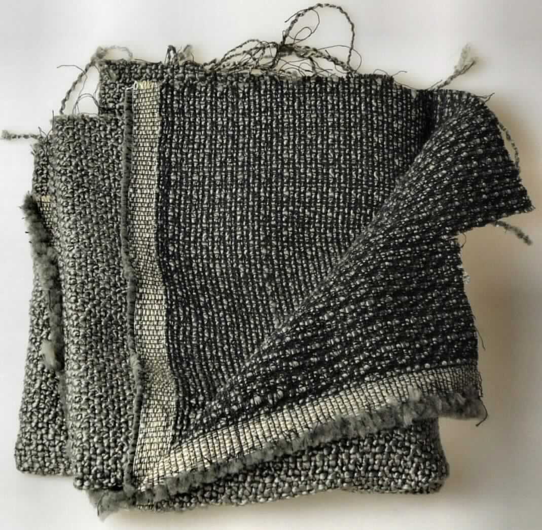 Gewebe, sog. Möbelbezugsstoff, Foto siehe Anlage,
- als Meterware; laut Antrag mit einer Breite von ca. 140 cm,
- laut Untersuchungsergebnis:
-- aus dünnen Kettgarnen aus synthetischen Filamenten (laut Antrag: Polyester), aus dünnen Schussgarnen aus 
   Polyester-Spinnfasern sowie aus grau-melierten Kett- und Schussgarnen (Effektzwirne), bestehend aus zwei 
   dünnen Garnen aus synthetischen Filamenten (laut Antrag: Polyester) und einem dicken Garn aus Polyester-
   Spinnfasern; mit einem Gesamtanteil an:
--- Polyester-Spinnfasern (synthetische Spinnfasern) von 85,2 GHT,
--- Polyester-Filamenten (synthetische Filamente) von 14,8 GHT,
-- buntgewebt.

"Gewebe aus synthetischen Spinnfasern, mit einem Anteil an diesen Spinnfasern von mehr als 85 GHT,
 mit einem Anteil an Polyester-Spinnfasern von mehr als 85 GHT, buntgewebt"