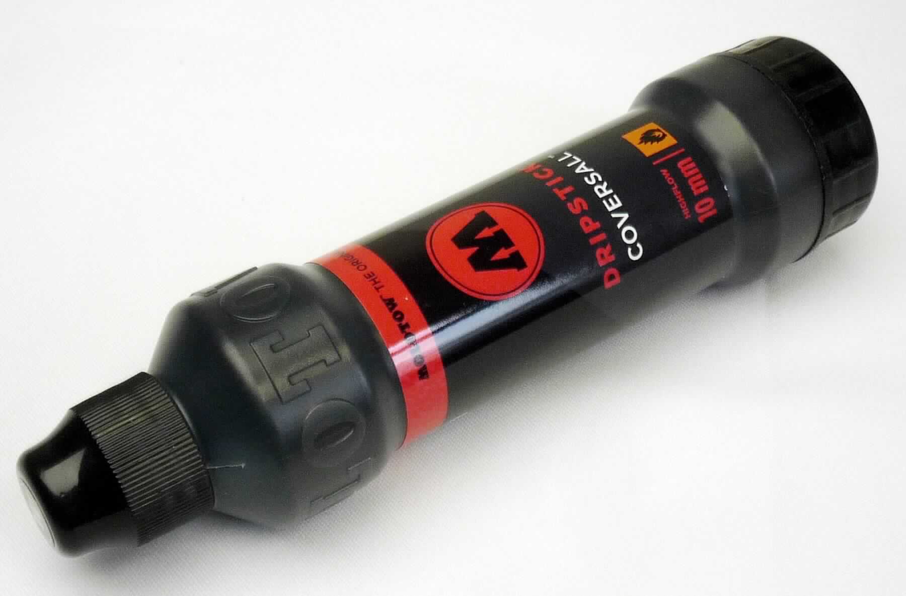 Bei der als "Drip Stick Coversall" bezeichneten Ware handelt es sich einen ca. 13,5 cm langen und ca. 3,5 cm breiten Stift zum Wiederbefüllen mit einem Volumen von ca. 70 ml. Die Ware besteht im Wesentlichen aus einem wiederbefüllbaren, zylindrischen Kunststoffgehäuse, das an der einen Seite mit einem Applikator in Form einer porösen Schreibspitze versehen ist und am entgegengesetzten Ende eine Einfüllöffnung mit Schraubverschluss aufweist. Die poröse Schreibspitze wird durch eine Kunststoffkappe abgedeckt. Die Ware wird als Stift in der Graffiti-Szene verwendet.

Sie wird als "Schreiber mit poröser Spitze" eingereiht.