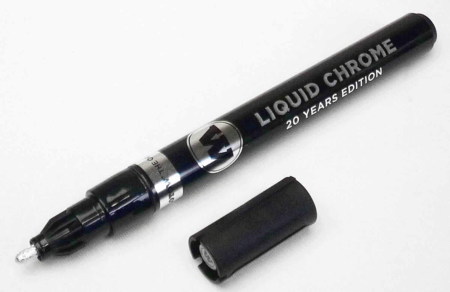 Angaben: 
Liquid Chrome Refill (30ml); eingesetzt zum Wiederbefüllen u.a..

Warenbeschaffenheit:
Silberfarbene, dünnflüssige, tintenartige Flüssigkeit in einer, nicht zum direkten Malen/Schreiben geeigneten Flasche (Inhalt: 30 ml) mit ausgezogener Spitze.

Befund: 
Tinte zum Schreiben oder Zeichnen.